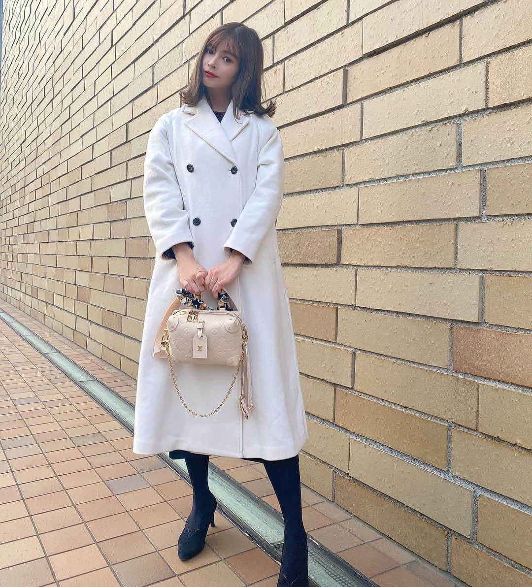 得あゆさんのインスタグラム写真 - (得あゆInstagram)「このコートすっごい大きくて 暖かいし可愛いしお気に入り🤍 @rienda_official 前閉めてても開けてても可愛い🤍✌️ めちゃ連写で撮ったからたくさん載せる。笑 ・ ・ ・ ・ ・ ・ ・ ・ ・ ・ ・ #冬コーデ#ホワイトコーデ#冬服#コート#雪だるま#お出かけ#年末年始#お洒落#トレンチコート#赤リップ#ナチュラルメイク#ヘアスタイル#ボブ#インスタ映え#カメラ女子#撮影#モデル#バッグ#家族#デート#大人可愛い#大人カジュアル#オトナ女子#coat#whitechristmas#bobhaircut#japanesegirl#date#winterfashion#winteriscoming」12月28日 21時42分 - tokuayu819