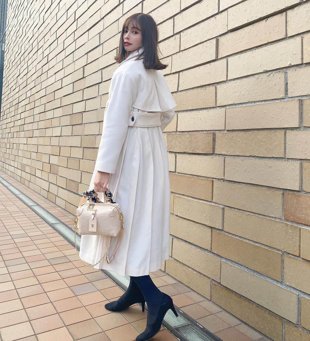 得あゆさんのインスタグラム写真 - (得あゆInstagram)「このコートすっごい大きくて 暖かいし可愛いしお気に入り🤍 @rienda_official 前閉めてても開けてても可愛い🤍✌️ めちゃ連写で撮ったからたくさん載せる。笑 ・ ・ ・ ・ ・ ・ ・ ・ ・ ・ ・ #冬コーデ#ホワイトコーデ#冬服#コート#雪だるま#お出かけ#年末年始#お洒落#トレンチコート#赤リップ#ナチュラルメイク#ヘアスタイル#ボブ#インスタ映え#カメラ女子#撮影#モデル#バッグ#家族#デート#大人可愛い#大人カジュアル#オトナ女子#coat#whitechristmas#bobhaircut#japanesegirl#date#winterfashion#winteriscoming」12月28日 21時42分 - tokuayu819
