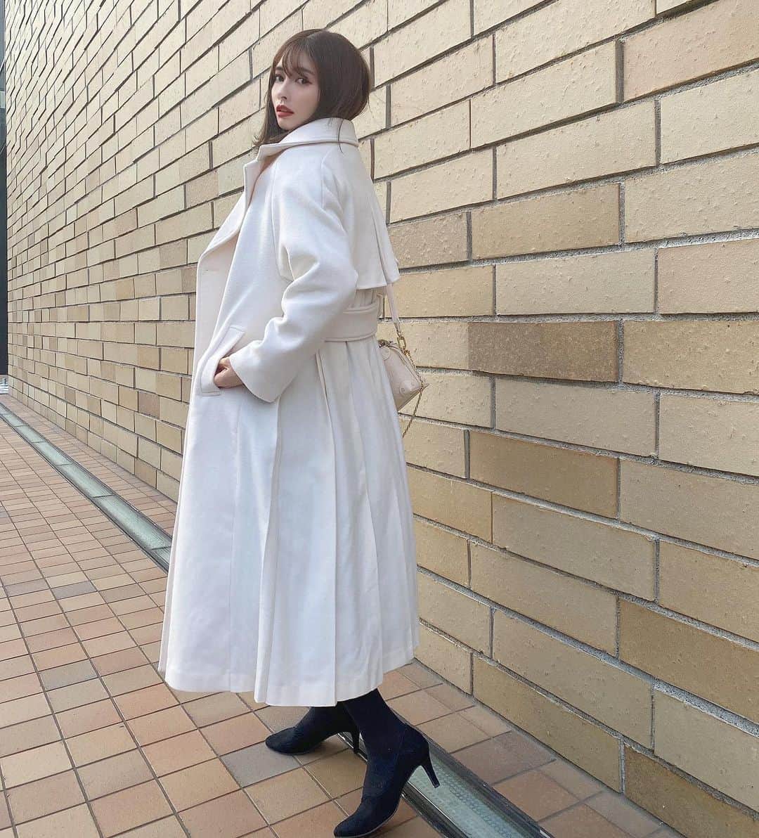 得あゆさんのインスタグラム写真 - (得あゆInstagram)「このコートすっごい大きくて 暖かいし可愛いしお気に入り🤍 @rienda_official 前閉めてても開けてても可愛い🤍✌️ めちゃ連写で撮ったからたくさん載せる。笑 ・ ・ ・ ・ ・ ・ ・ ・ ・ ・ ・ #冬コーデ#ホワイトコーデ#冬服#コート#雪だるま#お出かけ#年末年始#お洒落#トレンチコート#赤リップ#ナチュラルメイク#ヘアスタイル#ボブ#インスタ映え#カメラ女子#撮影#モデル#バッグ#家族#デート#大人可愛い#大人カジュアル#オトナ女子#coat#whitechristmas#bobhaircut#japanesegirl#date#winterfashion#winteriscoming」12月28日 21時42分 - tokuayu819