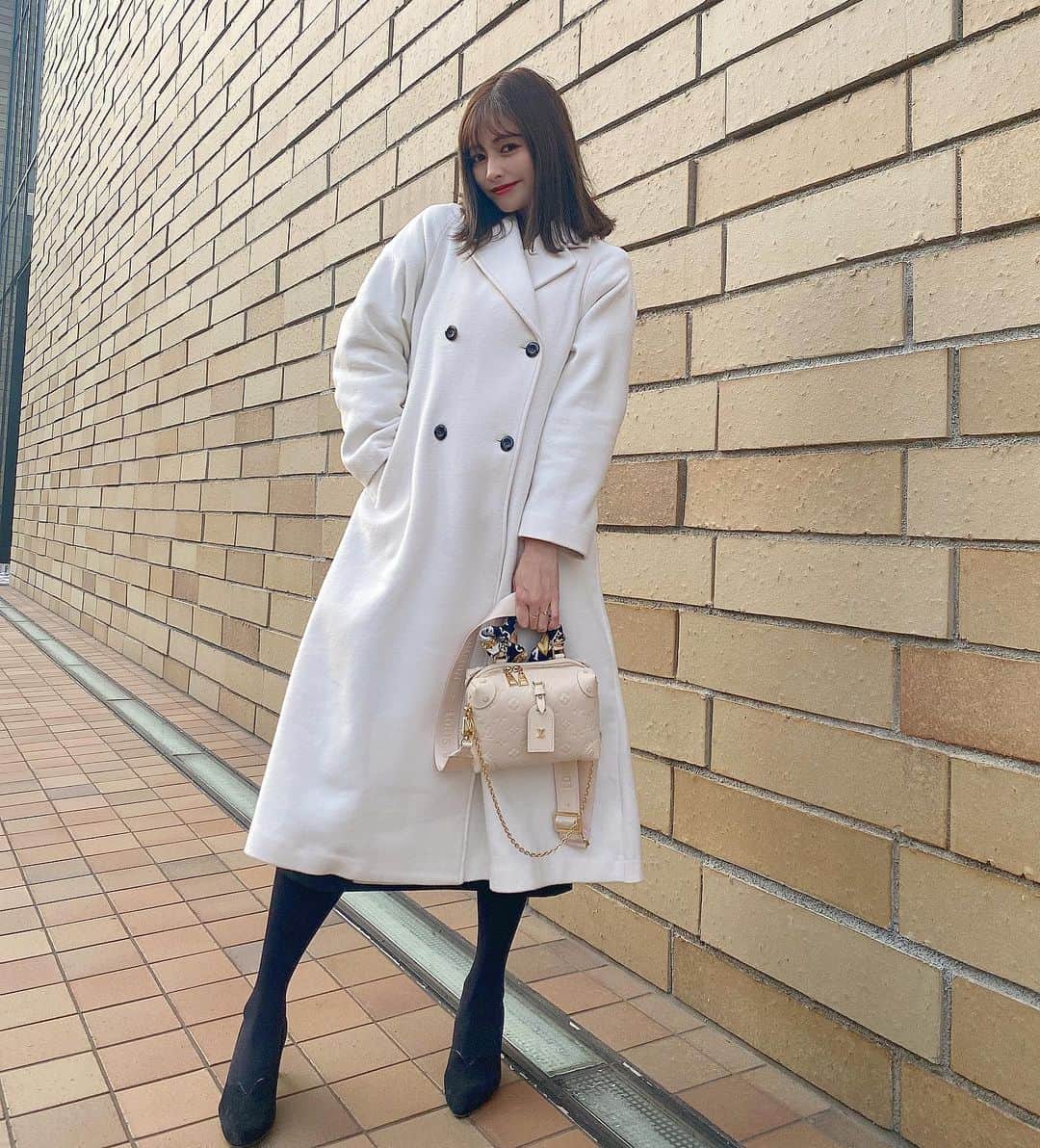 得あゆさんのインスタグラム写真 - (得あゆInstagram)「このコートすっごい大きくて 暖かいし可愛いしお気に入り🤍 @rienda_official 前閉めてても開けてても可愛い🤍✌️ めちゃ連写で撮ったからたくさん載せる。笑 ・ ・ ・ ・ ・ ・ ・ ・ ・ ・ ・ #冬コーデ#ホワイトコーデ#冬服#コート#雪だるま#お出かけ#年末年始#お洒落#トレンチコート#赤リップ#ナチュラルメイク#ヘアスタイル#ボブ#インスタ映え#カメラ女子#撮影#モデル#バッグ#家族#デート#大人可愛い#大人カジュアル#オトナ女子#coat#whitechristmas#bobhaircut#japanesegirl#date#winterfashion#winteriscoming」12月28日 21時42分 - tokuayu819