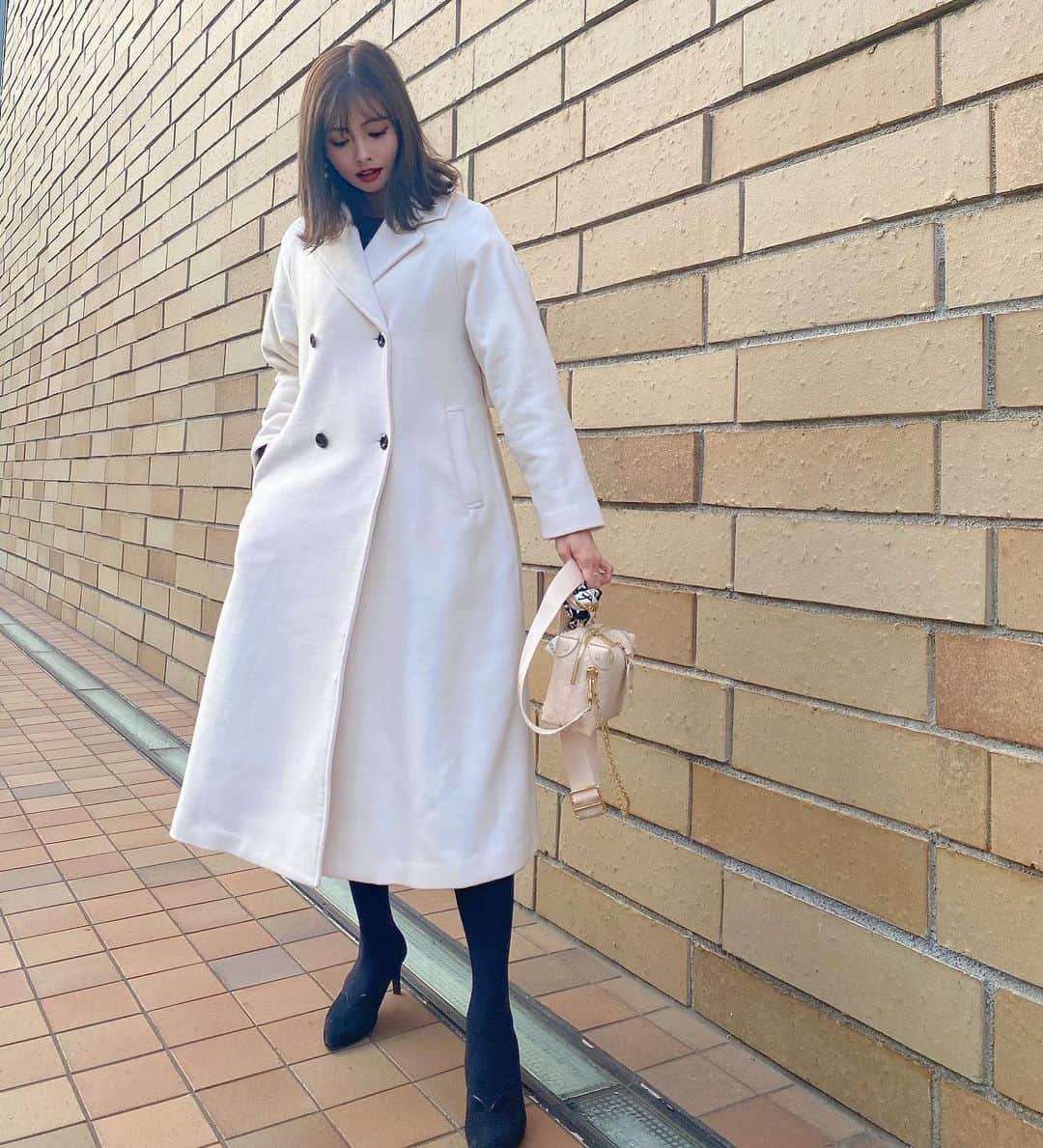 得あゆさんのインスタグラム写真 - (得あゆInstagram)「このコートすっごい大きくて 暖かいし可愛いしお気に入り🤍 @rienda_official 前閉めてても開けてても可愛い🤍✌️ めちゃ連写で撮ったからたくさん載せる。笑 ・ ・ ・ ・ ・ ・ ・ ・ ・ ・ ・ #冬コーデ#ホワイトコーデ#冬服#コート#雪だるま#お出かけ#年末年始#お洒落#トレンチコート#赤リップ#ナチュラルメイク#ヘアスタイル#ボブ#インスタ映え#カメラ女子#撮影#モデル#バッグ#家族#デート#大人可愛い#大人カジュアル#オトナ女子#coat#whitechristmas#bobhaircut#japanesegirl#date#winterfashion#winteriscoming」12月28日 21時42分 - tokuayu819
