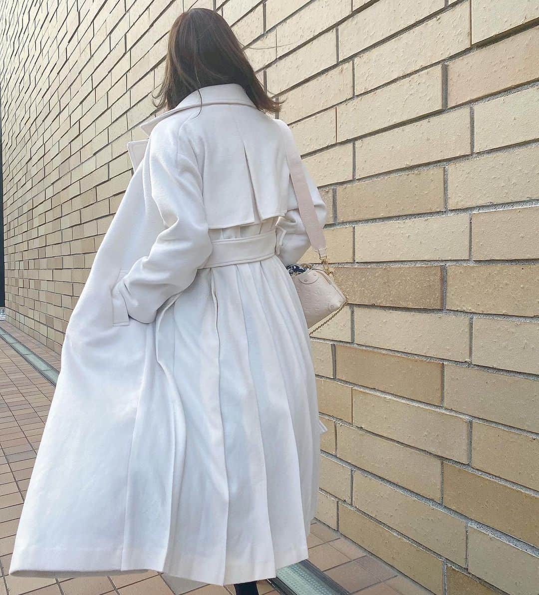 得あゆさんのインスタグラム写真 - (得あゆInstagram)「このコートすっごい大きくて 暖かいし可愛いしお気に入り🤍 @rienda_official 前閉めてても開けてても可愛い🤍✌️ めちゃ連写で撮ったからたくさん載せる。笑 ・ ・ ・ ・ ・ ・ ・ ・ ・ ・ ・ #冬コーデ#ホワイトコーデ#冬服#コート#雪だるま#お出かけ#年末年始#お洒落#トレンチコート#赤リップ#ナチュラルメイク#ヘアスタイル#ボブ#インスタ映え#カメラ女子#撮影#モデル#バッグ#家族#デート#大人可愛い#大人カジュアル#オトナ女子#coat#whitechristmas#bobhaircut#japanesegirl#date#winterfashion#winteriscoming」12月28日 21時42分 - tokuayu819