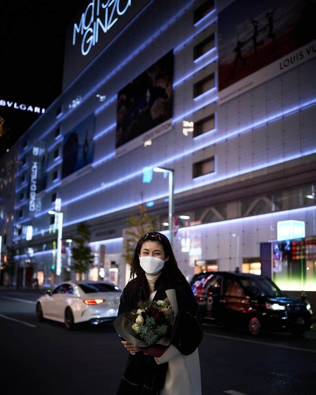 MIHOのインスタグラム：「松屋銀座クリスマスアクセサリーズ2020﻿ 無事に終えることができました﻿ ﻿ 皆様、ありがとうございました﻿ ﻿ コロナ禍ですので皆さんの安全安心や、楽しい気持ちや会えてホッとする気持ちをオウチまで持ち帰って欲しいという気持ちでクルー全員が頑張ってくれていましたが、イベントが終わって3日ほど経った今﻿ ﻿ お越しいただいた皆さんの体調は大丈夫かな？と思いながら打ち合わせに向かっていました  どうぞご自身の体のサインを見逃さずにご自愛くださいマセ ﻿ 【apricity﻿】 ﻿ 今回のテーマ、冬の太陽のぬくもりのように、会えた喜びは想像以上にあたたかくて、私的には、こんな一生にあるかないかの出来事の時に出店できて良かったなぁ、って﻿  ﻿今まで通り進まなくて﻿ シンドイ時もあるけれど 諦めず﻿進む勇気も再確認っ  これからも幸せのオスソワケができるように頑張りたいと思います ﻿  無理をせず今できることを 冬眠は終わり！ 来年は気をつけながら動くゾー！ ﻿  少し先の未来 世界中に平穏な日々が戻って マスクだらけのイベントの写真を見ながら、あの時はすごかったね！って﻿きっと思い出すなぁって﻿ ﻿ 少しづつ少しづつ時間をかけて進めばきっと思い出したら笑える日が来るから﻿ ﻿ またお会いできる日を楽しみにしています  皆様、ありがとう  ありがとうーーー！  また会える日まで気をつけててくださいねーーー！  ﻿ 27.Allen miho﻿  撤収してたら松屋銀座にリニューアルオープンする　大好きな　@himie_jewelry 夫妻が立ち寄ってくれて、ハグもできやしないゾ、コロナめー！  笑  photo by @takahiromoto   #27allen  #matsuyaginza #松屋銀座クリスマスアクセサリーズ2020 #おこしいただいた皆様ありがとうございました  #東京」