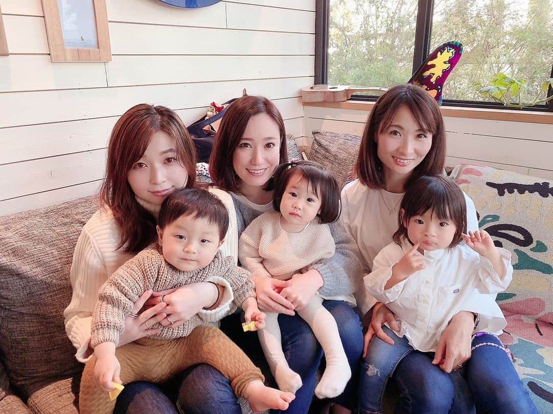 吉田早織のインスタグラム：「・﻿ 先月 @shiori_0211 @haana0424 親子と行った @heavenly_jp ﻿ ﻿ ﻿ ちょうど動き回る月齢の子供達なので個室にしたら、ハンモックがあったりとっても可愛かった✨﻿ ﻿ ﻿ ローテーブルなので、手が届いてしまうのだけ要注意⚠️﻿ ﻿ ですがお腹がいっぱいになればテーブルの上には興味がないらしく、意外と平気でした🙆‍♀️﻿ ﻿ ﻿ 写真を撮る余裕はなかったけどお料理もおいしかったです💕﻿ ﻿ ﻿ ﻿ 暖かい日だったのでその後外で遊べたのも楽しかったなー♡﻿ ﻿ ﻿ ﻿ ﻿ ﻿ ﻿ ﻿ #子連れランチ #ヘブンリー代官山 #heavenly #ハワイアン #ハワイアンカフェ #hawaii #ハワイ#女の子ママ」