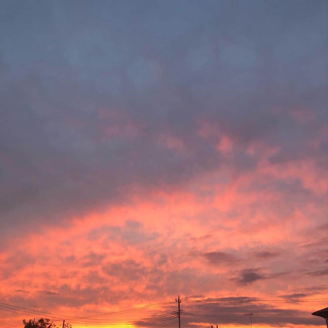 中野みやびのインスタグラム：「😉  #空 #そら #綺麗 #sky #blue #芸術 #美術 #very #good #orange #pink #中野みやび #みやび」