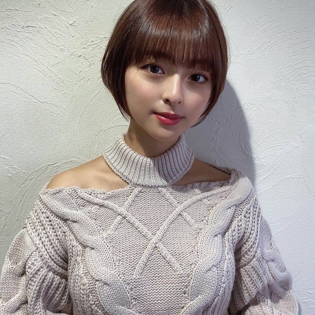 かおりのインスタグラム：「・ ・  前髪ぱっつんにしたよ✂︎ 雰囲気変わるね〜☺️  #ぱっつん前髪  #ニット」