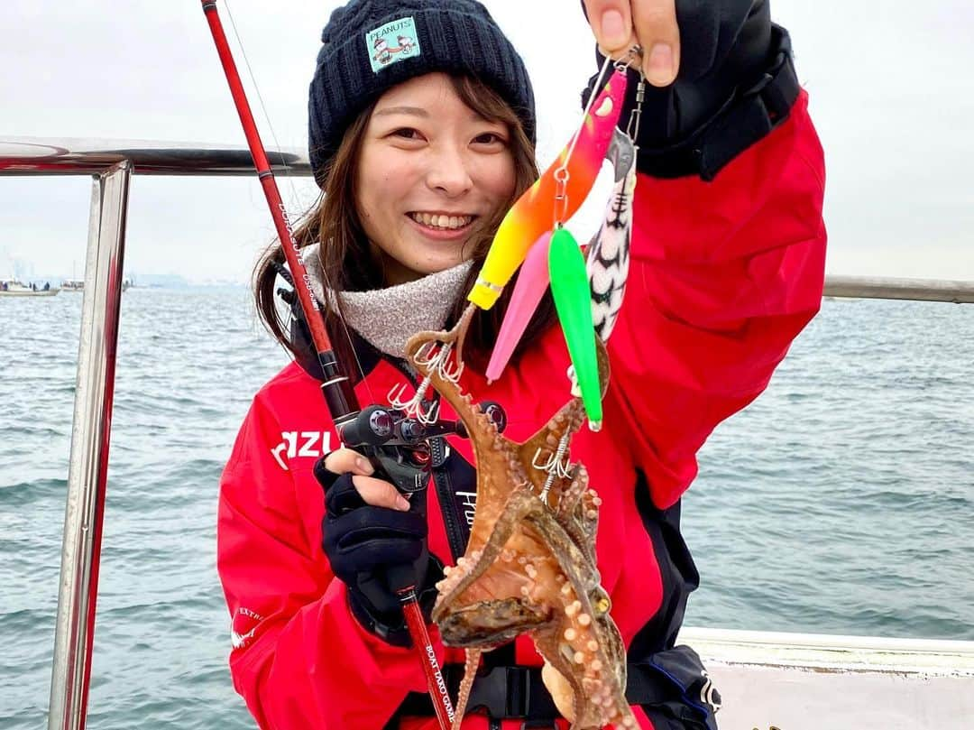 高本采実さんのインスタグラム写真 - (高本采実Instagram)「🐟 少し早いですが、皆様今年もありがとうございました(*^^*)  2020年色んなことがあって 本当にあっとゆうまに過ぎた１年間でした☺︎  大物釣りでの充実ははなまる‼️💮 国内GTとカジキを釣るという 目標達成できたことはとっても嬉しい出来事でした🥺🎣💖  そして新たに始めてみた 「4コマ水産学」🐟  論文を探して読んでイラストを描いて4コマにまとめる作業は なかなか時間がかかって大変ですが 水産学と釣りは繋がっていて 知れば知るほどおもしろい！ ということが、 釣りや魚が好きな人や、そうでない人にも伝わればいいな✨ という思いではじめましたʕ•ᴥ•ʔ  冬場少しバタバタしていた為更新が止まっていましたが、 年明けからまたリスタートできるよう頑張っていきます‼️  2021年もきっとすぐに１年が経つと思います🥸 毎日満足がいくように これからも自分らしく楽しみながら過ごしていきたいと思います🥳🤍  また釣りのみでの振り返り投稿します〜٩( 'ω' )و🎣 . . . . . #4コマ水産学 #大物釣り #エギング #ライトゲーム #ジギング #キャスティング #あやみんイワシ #魚の豆知識 #なるほど水産学 #ナルホド水産学 #水産学 #豆知識 #生態 #魚好き  #水族館好き  #イラスト #魚イラスト #いらすとぐらむ  #釣り #釣り好き #釣りガール #アングラー #angler #fishinggirl #钓鱼 #魚と釣りと時々料理 #さかなのきもち #高本采実 #あやみん  #ayamistagram」12月28日 21時50分 - ayami__summer