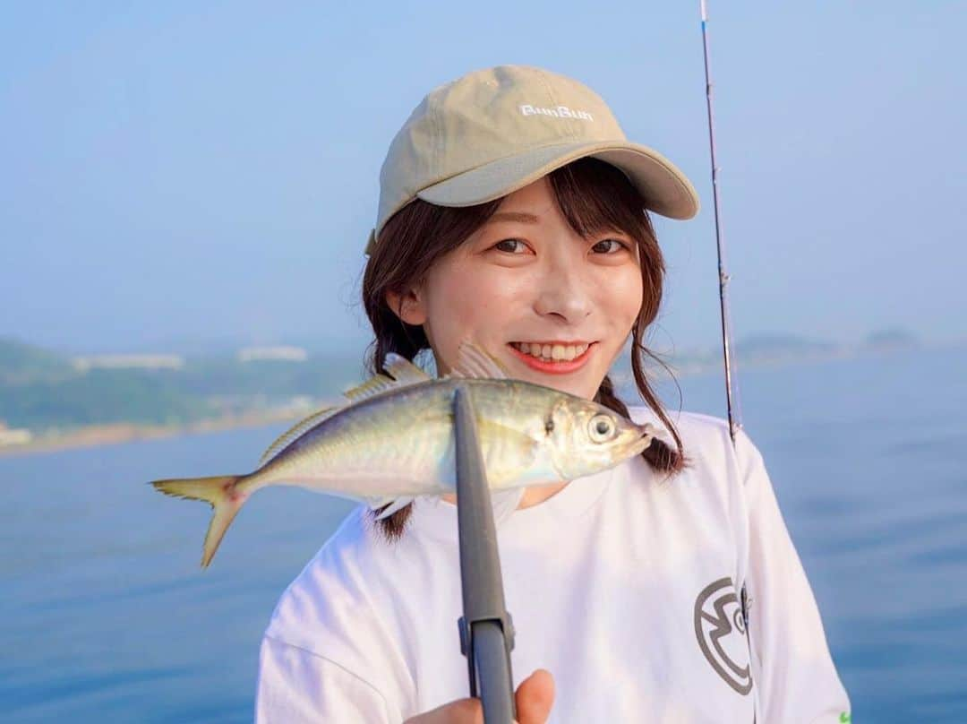 高本采実さんのインスタグラム写真 - (高本采実Instagram)「🐟 少し早いですが、皆様今年もありがとうございました(*^^*)  2020年色んなことがあって 本当にあっとゆうまに過ぎた１年間でした☺︎  大物釣りでの充実ははなまる‼️💮 国内GTとカジキを釣るという 目標達成できたことはとっても嬉しい出来事でした🥺🎣💖  そして新たに始めてみた 「4コマ水産学」🐟  論文を探して読んでイラストを描いて4コマにまとめる作業は なかなか時間がかかって大変ですが 水産学と釣りは繋がっていて 知れば知るほどおもしろい！ ということが、 釣りや魚が好きな人や、そうでない人にも伝わればいいな✨ という思いではじめましたʕ•ᴥ•ʔ  冬場少しバタバタしていた為更新が止まっていましたが、 年明けからまたリスタートできるよう頑張っていきます‼️  2021年もきっとすぐに１年が経つと思います🥸 毎日満足がいくように これからも自分らしく楽しみながら過ごしていきたいと思います🥳🤍  また釣りのみでの振り返り投稿します〜٩( 'ω' )و🎣 . . . . . #4コマ水産学 #大物釣り #エギング #ライトゲーム #ジギング #キャスティング #あやみんイワシ #魚の豆知識 #なるほど水産学 #ナルホド水産学 #水産学 #豆知識 #生態 #魚好き  #水族館好き  #イラスト #魚イラスト #いらすとぐらむ  #釣り #釣り好き #釣りガール #アングラー #angler #fishinggirl #钓鱼 #魚と釣りと時々料理 #さかなのきもち #高本采実 #あやみん  #ayamistagram」12月28日 21時50分 - ayami__summer