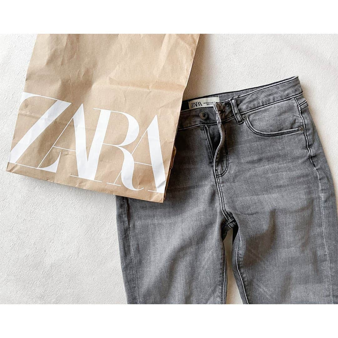 htrkmkさんのインスタグラム写真 - (htrkmkInstagram)「比べてみて歴然！ ZARA  vs UNIQLO 下半身ポチャ向きなスキニーデニム  スキニーデニムって UNIQLOのはなんか ウェストにサイズを合わせると おしりと腰、太ももがムチムチになっちゃって 全然合わないんだよな…  と思ってたんですが この前ZARAでスキニーを試着した時 シルエットが全然違くて…！  ウェストとヒップのサイズ比率が UNIQLOの#ハイライズスキニーアンクルジーンズ は 62.5cm vs 75cmで、ヒップが1.2倍 ZARAのスキニーデニムは 64cm vs 90cmで、ヒップが1.4倍 ZARAの方が、ウェストに対してヒップが大きめで 下半身ぽちゃでも履きやすい仕様になってたんです！  更にこのZARAデニムは プチプラではあまり見ない 上品な色落ち具合で デニムもキレイめに着やすいのがポイント✨  デニムを使ったコーデは @htrkmk プロフ欄リンクのブログに書いてます✎☡  ✁┈┈┈┈┈┈┈┈┈┈┈┈┈┈┈┈ #ザラジョ #ZARAデニム #ザラデニム #ザラジョコーデ  #美脚スキニー  #着痩せコーデ  #ウェーブ体型  #下半身ポチャ」12月28日 21時51分 - htrkmk