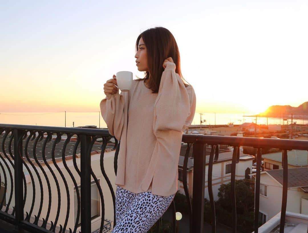 ANNA のインスタグラム：「🌊🌞☕️・ ・ ・ ・ ・ #sunset #coffeelover #welinaselect  #レギンス #トレーニングウェア #レオパードレギンス #yogalife #pilates #relax #脂肪燃焼 #ストレス発散  #bodymake #ヨガウェア #ボディメイク #フィットネス #fitness #体質改善 #ダイエット #アスレジャー #Athleisure #yogawear #ピラティス #ヨガ #健康 #運動 #筋トレ女子」