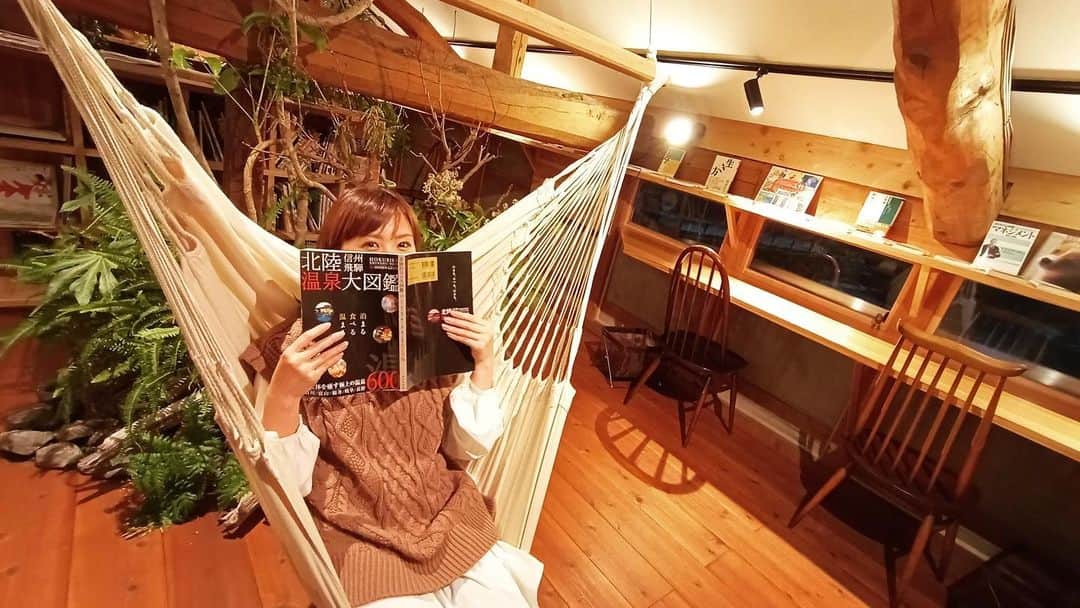 南條早紀のインスタグラム：「2020年仕事納め🎤 . 本日、年初めのフルサタ！で放送する お肉特集🐮のロケにて仕事納め☺️ ことしも1年、ありがとうございました✨ . コロナ禍で番組が休止になって 仕事がしたくてもできなくて、 悔しくもどかしい思いをしたり、 家庭菜園の企画がスタートして、 野菜を育てるをはじめ、 野菜の販売や商品開発など 未知の領域に沢山挑戦した激動の一年😂 そのなかでテレビのお仕事ができる幸せを 改めて感じた年でした🍀 . . 反省も課題も沢山。 来年の目標もじわじわと、 浮かんできていますが ひとまず2020年お疲れさま🥰 頑張った！笑 . たくさんありがとうございました！ 写真は本日のロケにて。 素敵空間…♪ 年明けのフルサタ！お楽しみに😚 . . #富山県 #富山 #とやま #toyama #小矢部 #小矢部市 #富山カフェ #富山カフェ巡り #小矢部カフェ #古民家カフェ #古民家リノベーション #ハンモック #ハンモックカフェ #癒し #素敵な時間 #bbt #富山テレビ #フルサタ #お楽しみに #2020 #仕事納め #2020年 #仕事納めました #年末 #年末年始 #アナウンサー #南條早紀 #なんじょうのにちじょう #今年もお世話になりました  #ありがとうございました」