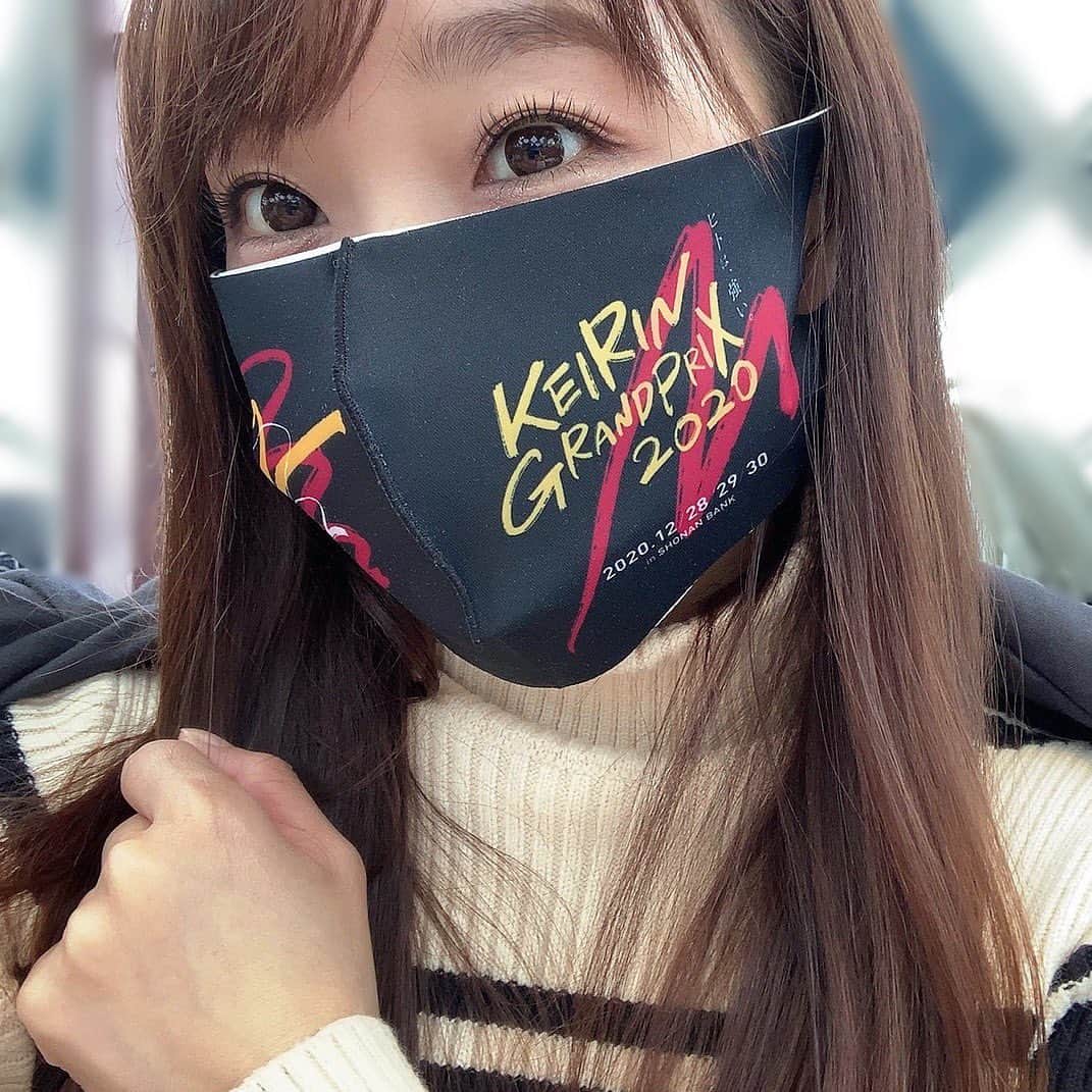 藤田舞美のインスタグラム：「❁︎ 今日は平塚競輪KEIRINグランプリ2020シリーズ初日の場内DJでした🚴‍♂️🎤✨KEIRINグランプリ2020のマスクとジャケットを着ていざっ✊🔥 大好きなガールズケイリンのグランプリ日を担当出来て嬉しかった💕💕ずっとこの日を楽しみにしてました😍 そんなガールズグランプリ2020の優勝は児玉碧衣選手👑✨やー強かったー！！三連覇！！可愛くて強いって最強ですね❤️❤️ 本当におめでとうございます🍾🎊 * #競輪 #keirin #keirinグランプリ #keirinグランプリ2020 #ガールズケイリン #ガールズグランプリ #ガールズグランプリ2020 #児玉碧衣 選手 #優勝 #三連覇 #おめでとうございます #平塚競輪 #平塚競輪場 #湘南バンク #dj #mc #アナウンサー」