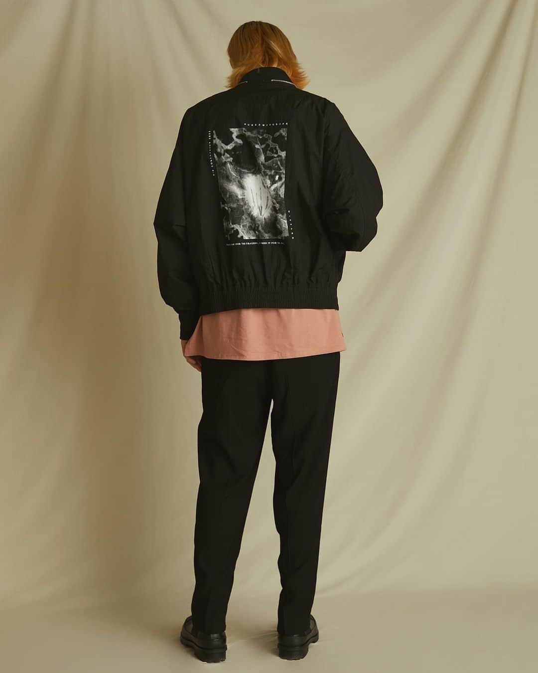 ウィザードのインスタグラム：「2021 SPRING SUMMER COLLECTION “SCREAMING LIFE"  BOMBER JACKET  コットンナイロンのダンプを使用し、程良いハリ感を持ち合わせたBOMBER JACKETです。 衿周りまでファスナーを挟み込んだデザインがアクセントになります。 軽い素材とゆったりとした広めの袖幅がボリュームのあるバルーンシルエットを作り出します。 テーマからイメージされたのグラフィックのバックプリントが存在感を強調しています。   #wizzard_fac #wizzard #fashion #tokyofashion #streetfashion #fashionphoto #designersbrand #domesticbrand #mensfashion #ウィザード #ブルゾン  #ボンバージャケット  #ファッションブランド  #メンズファッション」