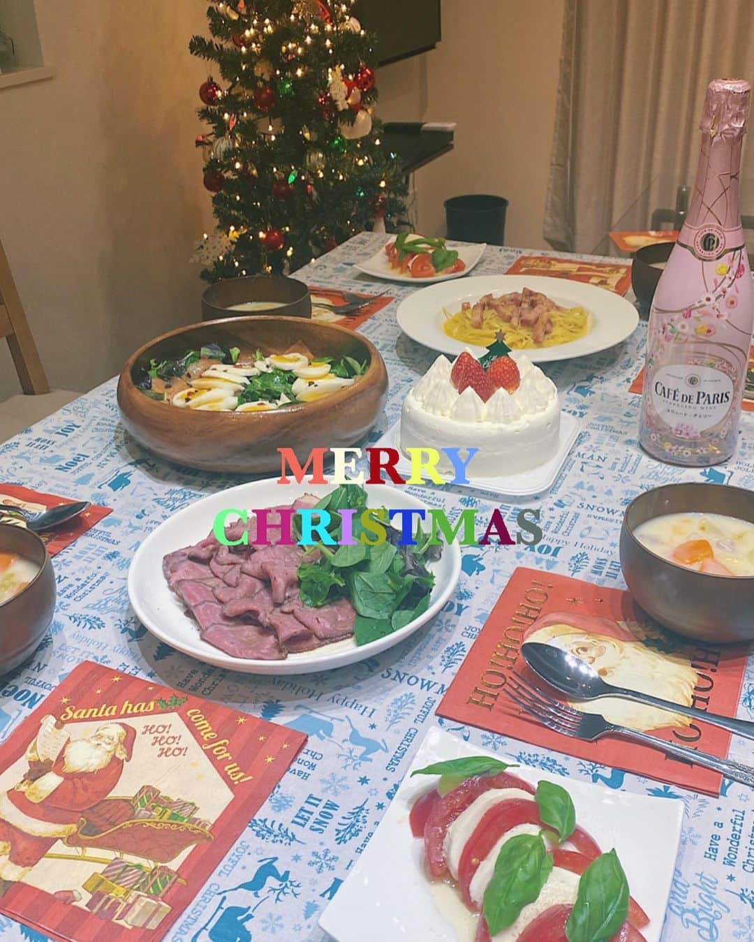 山本瑠香のインスタグラム：「クリスマス当日は 友達とホームパーティーしたよ🎅🏼🍽✨  ・ローストビーフ ・カプレーゼ ・サーモンのサラダ ・クリームシチュー ・カルボナーラ  を頑張って作りました〜🤤🤍 褒めてくださ〜い‼︎笑  #christmas #christmasparty #クリスマスパーティー #クリスマス #ホームパーティー」