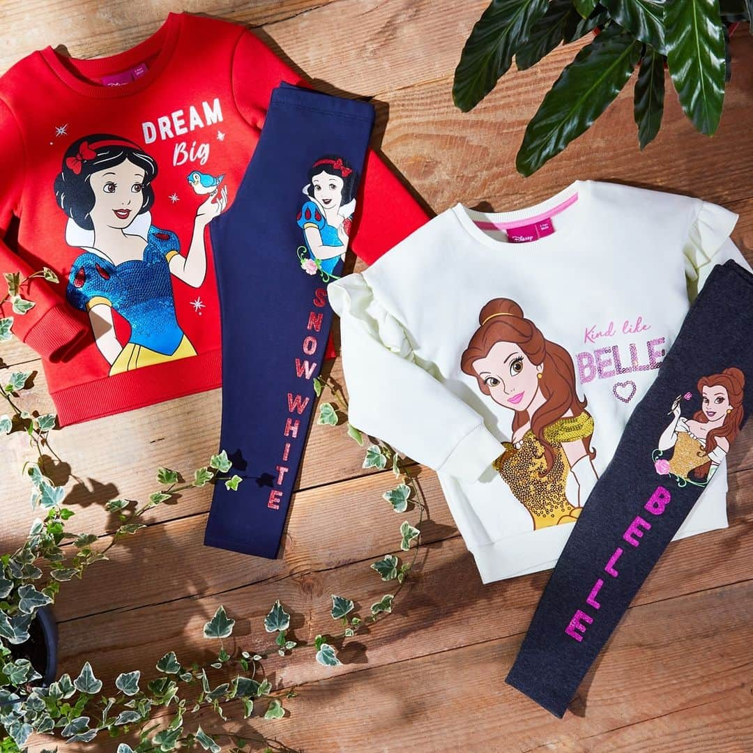 プリマークさんのインスタグラム写真 - (プリマークInstagram)「Fairytale fashion with Snow White & Belle @primark.kids ❤️ Crews £7/€9/$11, Leggings £5.50/€8/$10 #Primark #PrimarkXDisney」12月28日 22時00分 - primark