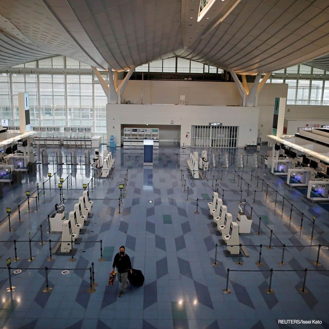 ABC Newsさんのインスタグラム写真 - (ABC NewsInstagram)「A passenger is seen at the deserted check-in area of the international flight terminal at Tokyo International Airport, amid the coronavirus outbreak, December 28, 2020. #japan #airport #empty #coronavirus #travel」12月28日 22時00分 - abcnews