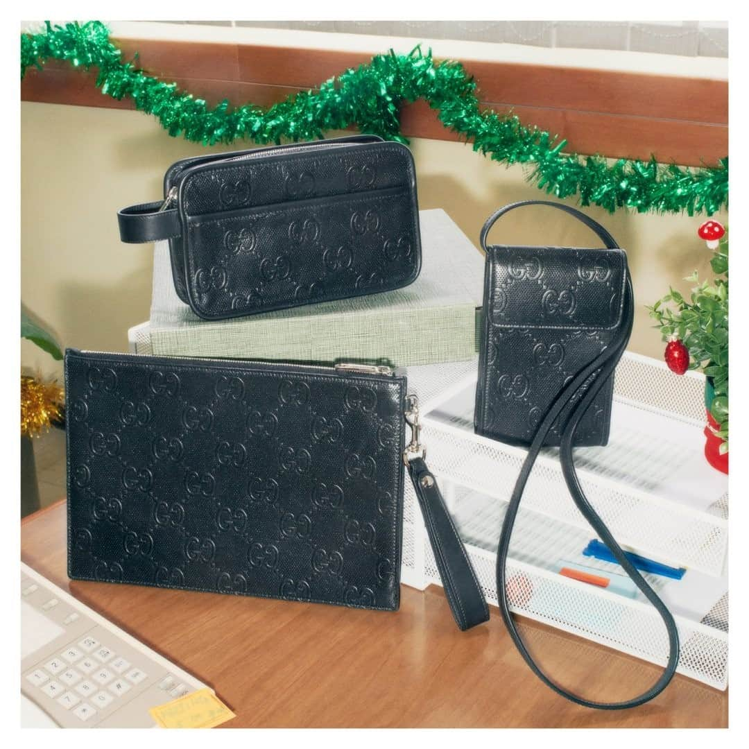 グッチさんのインスタグラム写真 - (グッチInstagram)「Perforated leather is embossed with the Double G motif on a lineup including a mini messenger bag, a pouch and a cosmetic case. Discover more through link in bio. #AlessandroMichele @alessandro_michele #GucciGift」12月28日 22時00分 - gucci