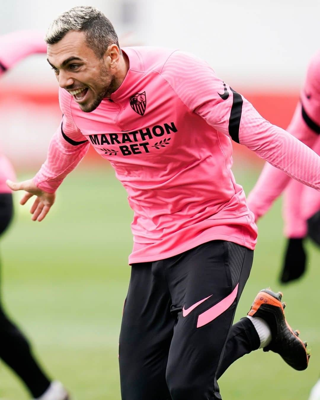 セビージャFCさんのインスタグラム写真 - (セビージャFCInstagram)「🏃🏼‍♂️ 𝓙𝓸𝓻𝓭𝓪́𝓷 😁  #sevillafc #sevilla #wearesevilla #training #vamosmiSevilla #WeareSevilla #NuncaTeRindas #laliga #villarreal」12月28日 22時01分 - sevillafc