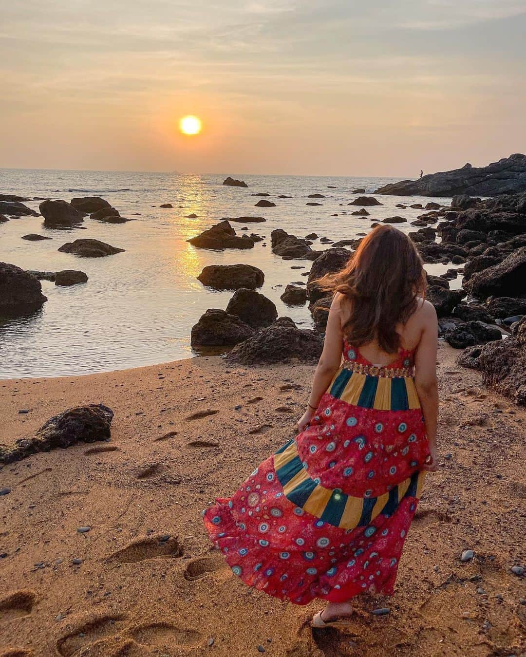 Aashna Shroffさんのインスタグラム写真 - (Aashna ShroffInstagram)「Couldn’t leave Goa without at least one picture of me twirling at sunset 😅🧡  Wearing @shopverb & @thecaistore #CAIxAashna」12月28日 22時01分 - aashnashroff