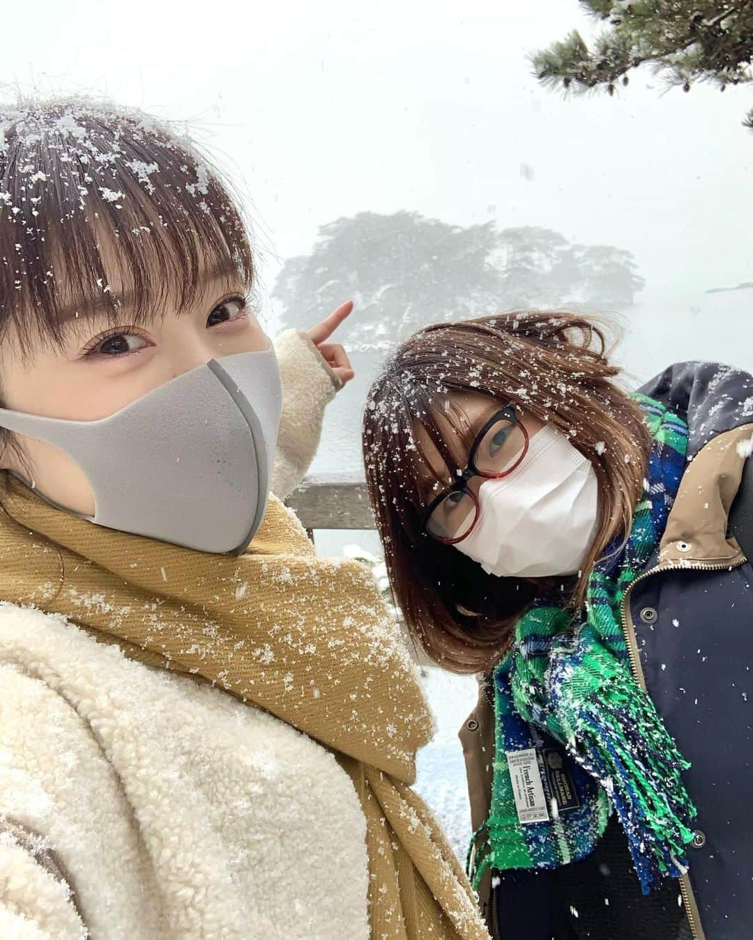 峰麻美のインスタグラム：「雪が恋しい🥲笑  #snow #snowing #trip #travel  #japan #miyagi #matsushima  #日本三景 #日本三景松島 #福浦島 #コートのポケットがひっくり返ってる」