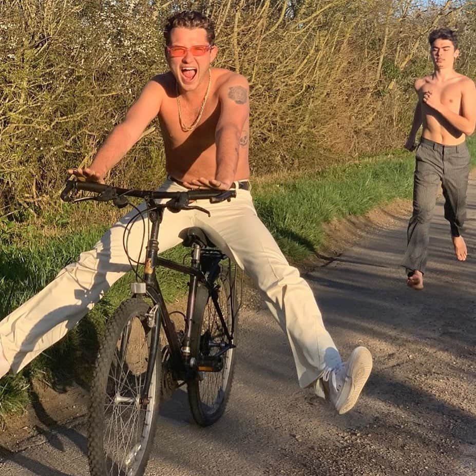 ラファティ・ロウのインスタグラム：「1234 can I have a little more 5678910 I love you. ALL TOGETHER NOW 💃🏼🕺🏼」