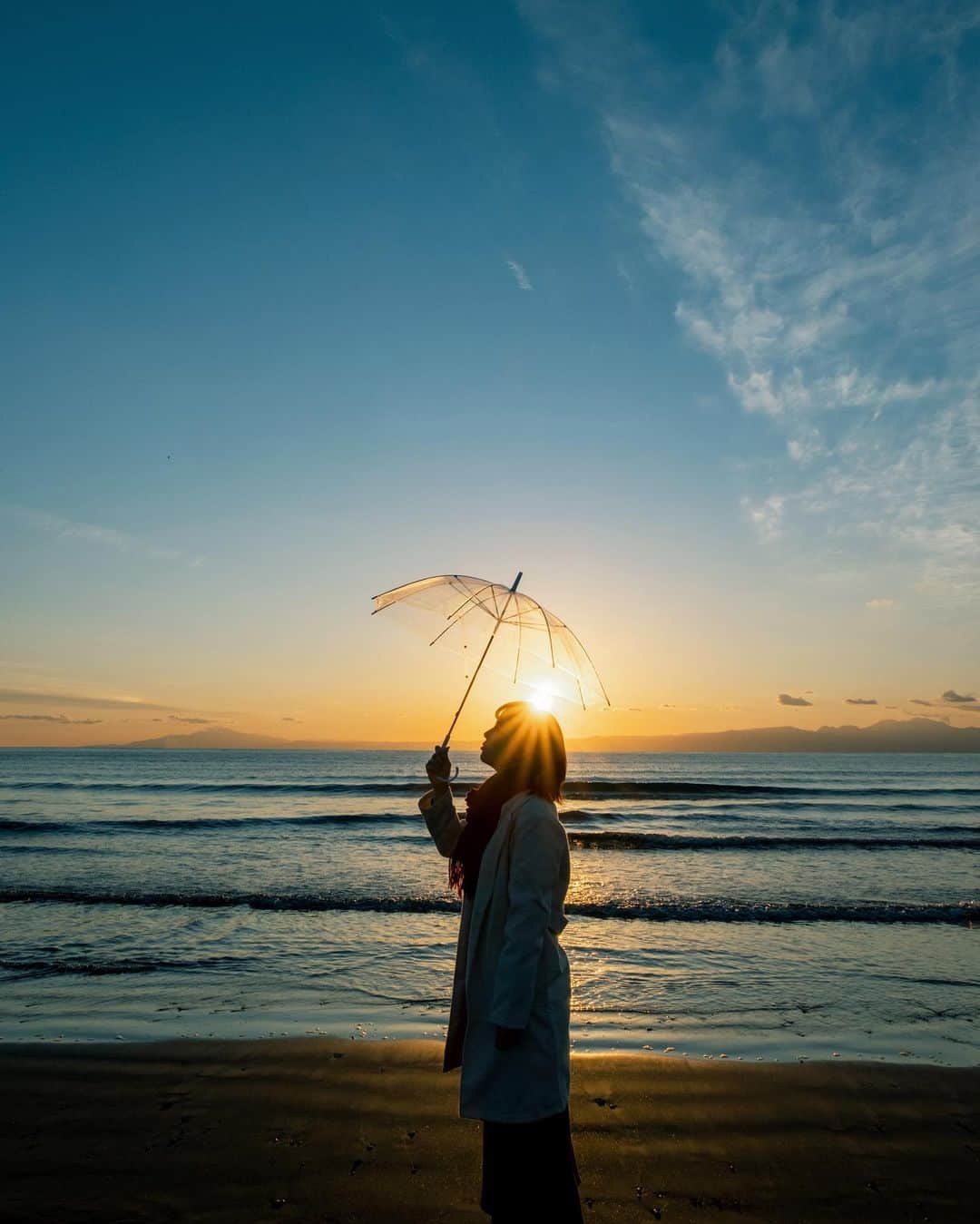 shabonのインスタグラム：「* . . . . . 今年は帰省出来ないので 年末感が全然無く あと3日で2020年も終わりという事に びっくりしている😇笑 . . FUJIFILM X-T4 /  XF16-55mm F2.8 R LM WR . . . . . *  #igersjp #tokyocameraclub  #東京カメラ部 #photo_shorttrip #team_jp_ #GPW_members_only #genic_mag #as_archive #worldviewmag #lovers_nippon_portrait  #art_of_japan_ #daily_photo_jpn #jp_mood #ファインダー越しの私の世界 #japan_daytime_view #dreamermagazine #xt4 #fujifilm_xseries #fujifilmxt4 #artofvisuals #1x #moodygrams #hellofrom #江ノ島 #今日もx日和 #ギャラリームジン  #夕焼け #富士山」