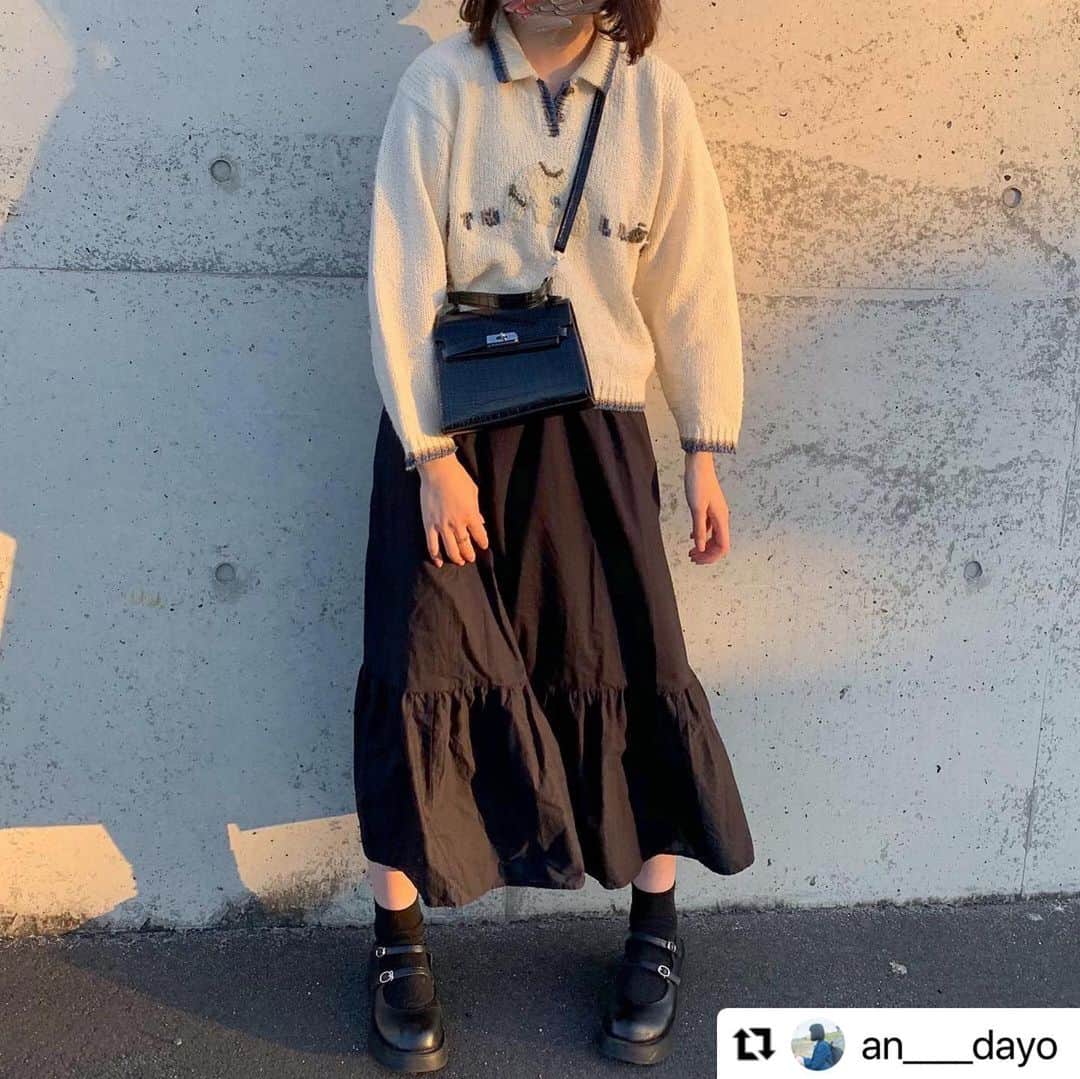 のインスタグラム：「#Repost @an____dayo ♡ with @make_repost ・・・ やっほー杏だよ🍚🏳️  このセーターは古着なんだけど セーターが編んである部分が可愛すぎて🧵🪡🧦 ブラックのフリルスカートに 厚底靴とクロコダイル柄のショルダーバッグで 古着のゆる感と大人っぽをミックス^^  #ブラックコーデ #フリルスカート #古着 #古着コーデ #古着女子 #古着男子 #古着好きな人と繋がりたい #ootd #古着mix #シンプルコーデ #ロングスカート #厚底 #guコーデ #guコーデ部 #セーター #fff #fashiongram #instafashion #instagood」