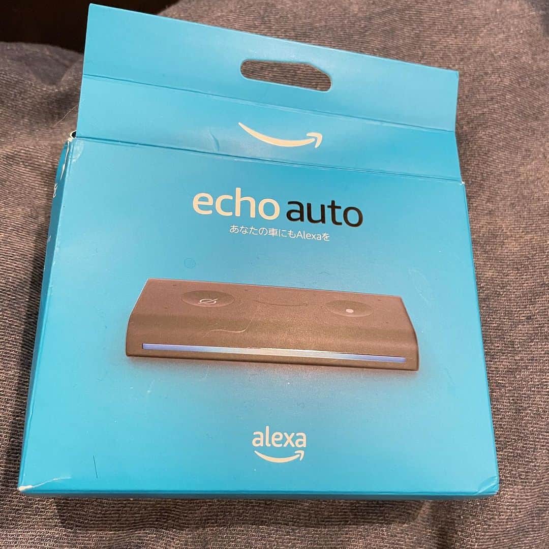 A_kun*mamaさんのインスタグラム写真 - (A_kun*mamaInstagram)「﻿ 毎週土日は家族でドライブや﻿ お出かけが多い我が家👨‍👩‍👦🚙﻿ 私もほぼ毎日車に乗っています。﻿ Amazonから新しく車で🚗使える﻿ 【Echo Auto】が出たので﻿ 早速GETしてセットアップしました♬✨﻿ ﻿ Echo Autoは、スマートフォンのAlexaアプリを﻿ 介してアレクサに話しかけるだけで﻿ 簡単に操作でき、Alexaの応答や音楽は﻿ 車のスピーカーから聞くことができ、﻿ 予定を確認したり、電話をかけたりもできます。﻿ ﻿ Echo Auto自体とてもコンパクトで﻿ 場所を取らない大きさで、﻿ セットアップも簡単で﻿ エアコンの吹き出し口に差し込んで固定する﻿ 「エアベントマウント」が付属しているので﻿ 車ににテープを貼ったりする手間は必要はなく﻿ マウントを固定しその上にEcho Autoを﻿ 置いてそれだけでもう設置完了‼️😳﻿ ﻿ Echo Autoの電源を確保は﻿ クルマにUSB A端子があれば﻿ USB A to USB microBで。﻿ なければシガーソケットに差し込む﻿ USB電源アダプターで接続するだけで大丈夫です✨﻿ ※どちらも元々付属されているので安心です🙆‍♀️﻿ ﻿ 使ってみて…運転中は集中しているので﻿ 運転席から声だけで操作できるのは﻿ 本当に助かりました🚙﻿ そしてノイズの多い車内環境でも﻿ 8つのマイクで声だけを聞き取るので﻿ マイクの性能も抜群で﻿ うちはパパが元々声大きくないのですが﻿ 囁くような小さな声でもちゃんと﻿ 反応してくれていました😂👏すごい‼️﻿ ﻿ ﻿ そして家でもAmazon Echoに﻿ 「アレクサ！〜して！」と話しかけていて﻿ お友達みたいに慣れ親しんでいる﻿ あーくんは車でもAlexaに﻿ 「アレクサじゃんけんしよう✊️✋️✌️❓」とか「あっち向いてホイしよう❓」とか﻿ 「アレクサ！怖い話をして！」と﻿ 話しかけたりして退屈することなく﻿ ドライブを楽しんでいて微笑ましくほっこり✨👦🏻💓﻿ ﻿ 家でも色々なAmazonデバイスを使用していますが、使う前と比べて本当に生活が変わりました。﻿ 以前よりかなり快適に楽しく﻿ そしてストレスフリー過ごせていて﻿ 今ではもう我が家の生活に無くてはならない﻿ 存在になっています🥺👏✨﻿ ﻿ ﻿ ﻿ #Amazonデバイスサポーター﻿ #Amazon #EchoAuto ﻿ #アマゾン﻿」12月28日 22時11分 - aaaooo121