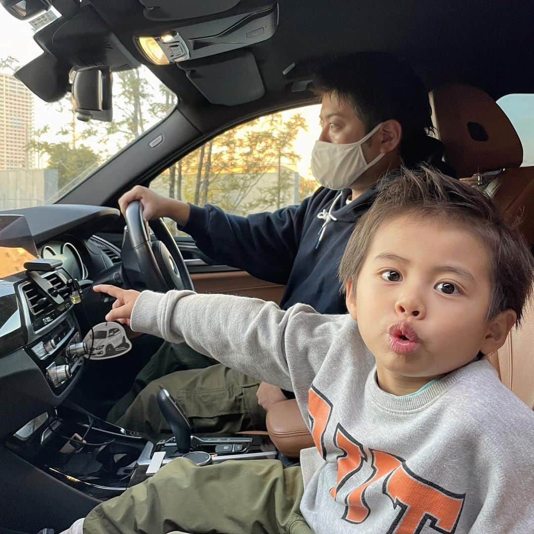 A_kun*mamaのインスタグラム：「﻿ 毎週土日は家族でドライブや﻿ お出かけが多い我が家👨‍👩‍👦🚙﻿ 私もほぼ毎日車に乗っています。﻿ Amazonから新しく車で🚗使える﻿ 【Echo Auto】が出たので﻿ 早速GETしてセットアップしました♬✨﻿ ﻿ Echo Autoは、スマートフォンのAlexaアプリを﻿ 介してアレクサに話しかけるだけで﻿ 簡単に操作でき、Alexaの応答や音楽は﻿ 車のスピーカーから聞くことができ、﻿ 予定を確認したり、電話をかけたりもできます。﻿ ﻿ Echo Auto自体とてもコンパクトで﻿ 場所を取らない大きさで、﻿ セットアップも簡単で﻿ エアコンの吹き出し口に差し込んで固定する﻿ 「エアベントマウント」が付属しているので﻿ 車ににテープを貼ったりする手間は必要はなく﻿ マウントを固定しその上にEcho Autoを﻿ 置いてそれだけでもう設置完了‼️😳﻿ ﻿ Echo Autoの電源を確保は﻿ クルマにUSB A端子があれば﻿ USB A to USB microBで。﻿ なければシガーソケットに差し込む﻿ USB電源アダプターで接続するだけで大丈夫です✨﻿ ※どちらも元々付属されているので安心です🙆‍♀️﻿ ﻿ 使ってみて…運転中は集中しているので﻿ 運転席から声だけで操作できるのは﻿ 本当に助かりました🚙﻿ そしてノイズの多い車内環境でも﻿ 8つのマイクで声だけを聞き取るので﻿ マイクの性能も抜群で﻿ うちはパパが元々声大きくないのですが﻿ 囁くような小さな声でもちゃんと﻿ 反応してくれていました😂👏すごい‼️﻿ ﻿ ﻿ そして家でもAmazon Echoに﻿ 「アレクサ！〜して！」と話しかけていて﻿ お友達みたいに慣れ親しんでいる﻿ あーくんは車でもAlexaに﻿ 「アレクサじゃんけんしよう✊️✋️✌️❓」とか「あっち向いてホイしよう❓」とか﻿ 「アレクサ！怖い話をして！」と﻿ 話しかけたりして退屈することなく﻿ ドライブを楽しんでいて微笑ましくほっこり✨👦🏻💓﻿ ﻿ 家でも色々なAmazonデバイスを使用していますが、使う前と比べて本当に生活が変わりました。﻿ 以前よりかなり快適に楽しく﻿ そしてストレスフリー過ごせていて﻿ 今ではもう我が家の生活に無くてはならない﻿ 存在になっています🥺👏✨﻿ ﻿ ﻿ ﻿ #Amazonデバイスサポーター﻿ #Amazon #EchoAuto ﻿ #アマゾン﻿」