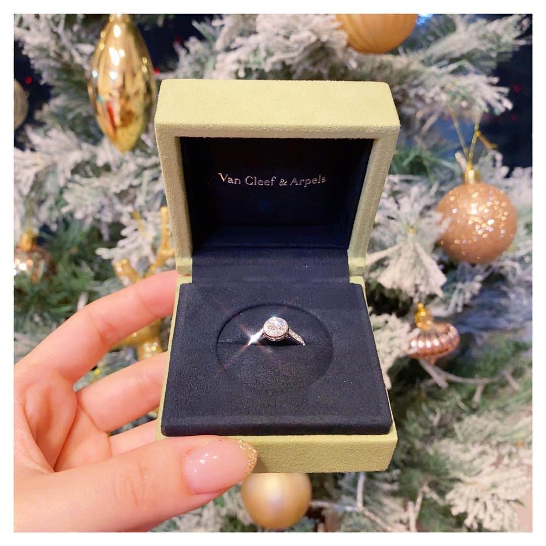 Rionaさんのインスタグラム写真 - (RionaInstagram)「.  今年のクリスマスプレゼントは @vancleefarpels の指輪 🎅🏽💍✨  結婚指輪と重ね付けするのが 可愛くて お気に入り〜 ❤️  大切に使います。 サンタさんありがとう 🎅🏽✨  #クリスマス #クリスマスプレゼント  #ヴァンクリーフ #ヴァンクリーフアーペル #指輪」12月28日 22時12分 - riiioona