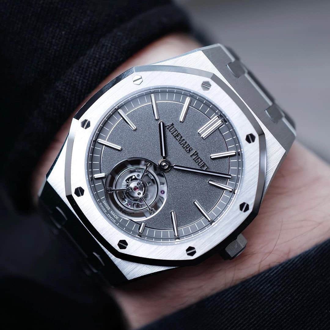 Daily Watchさんのインスタグラム写真 - (Daily WatchInstagram)「Prototype of the new Audemars Piguet Royal Oak Selfwinding Flying Tourbillon in titanium 🔍 👀 Photo by @horoloupe」12月28日 22時12分 - dailywatch