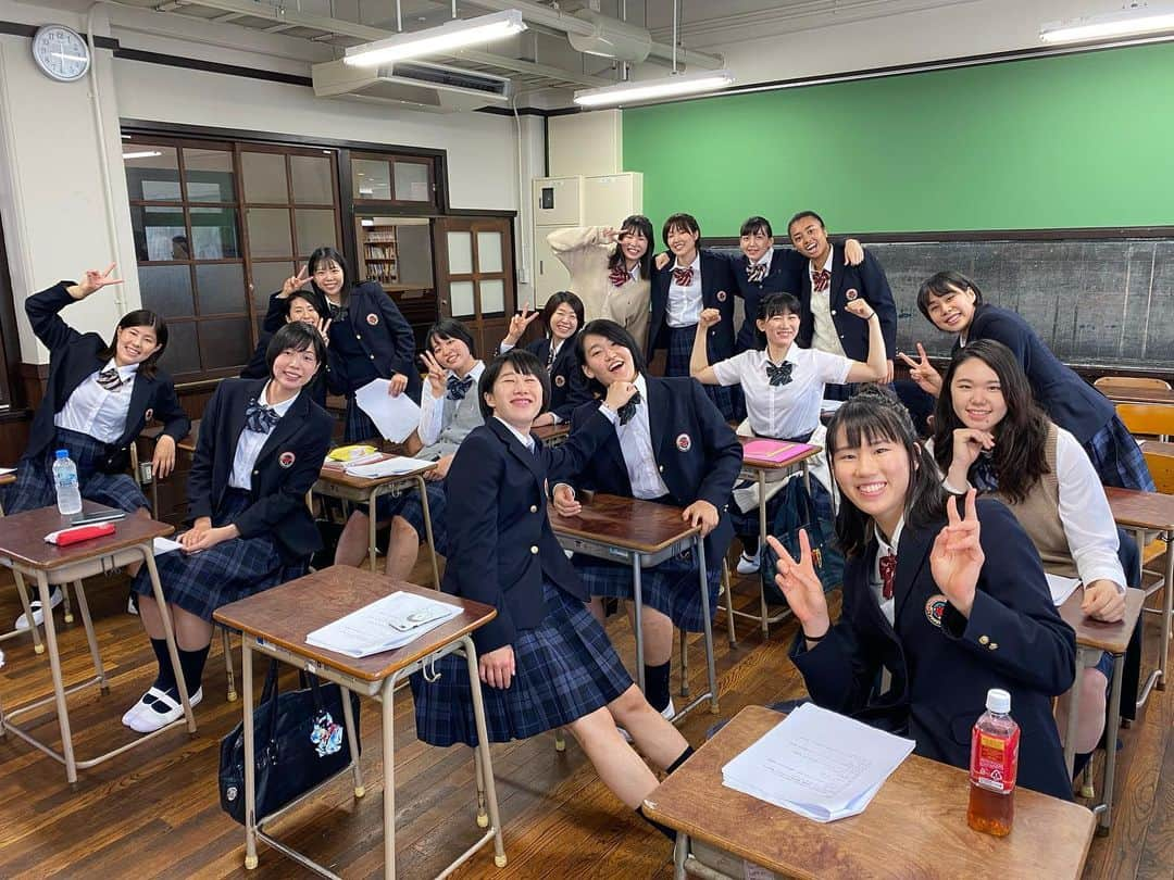 芥川愛加さんのインスタグラム写真 - (芥川愛加Instagram)「・ ただいまストーリーで マーヴェラス学園オフショット公開中👩🏻‍🎓🌟 ・ この歳で学生するとは思ってなかったです。 みんなのキラキラが眩しすぎながら どうにかついていき撮影いたしました📸🎬 ・ JTWebサイトのオンラインショップの方で 選手の学生ブロマイド販売、 そして学園ドラマ｢花より、花束｣が 動画公開されています！ ・ 選手たちがモデル・女優を 全身全霊で取り組んだ作品 是非見てみてください💁🏻‍♀️笑 ・ ・ #JTマーヴェラス #マーヴェラス学園 #みんな同級生設定 #初めてのドラマ撮影体験 #皆さんに喜んでいただけますように #jtサンダーズもやってます #是非見てみてください」12月28日 22時20分 - aika_akutagawa