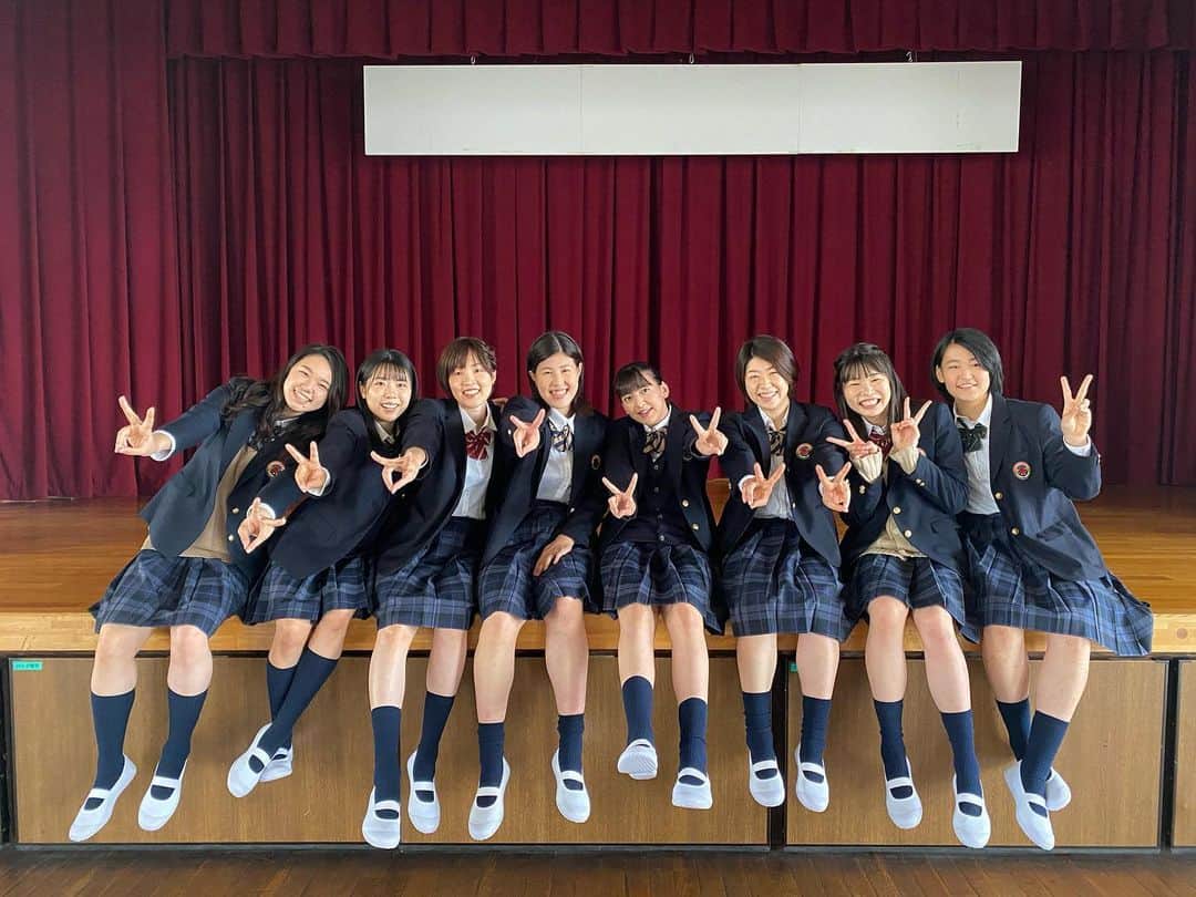 芥川愛加のインスタグラム：「・ ただいまストーリーで マーヴェラス学園オフショット公開中👩🏻‍🎓🌟 ・ この歳で学生するとは思ってなかったです。 みんなのキラキラが眩しすぎながら どうにかついていき撮影いたしました📸🎬 ・ JTWebサイトのオンラインショップの方で 選手の学生ブロマイド販売、 そして学園ドラマ｢花より、花束｣が 動画公開されています！ ・ 選手たちがモデル・女優を 全身全霊で取り組んだ作品 是非見てみてください💁🏻‍♀️笑 ・ ・ #JTマーヴェラス #マーヴェラス学園 #みんな同級生設定 #初めてのドラマ撮影体験 #皆さんに喜んでいただけますように #jtサンダーズもやってます #是非見てみてください」