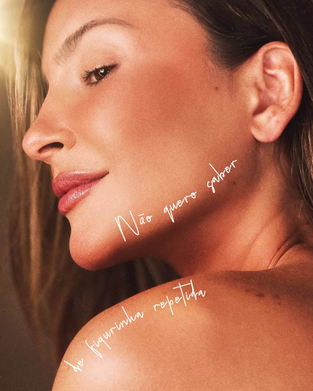 Claudia Leitteのインスタグラム：「#SolASol 𝟢𝟥. 𝒟𝑒𝓈𝑒𝓂𝒷𝒶ç𝒶 ⠀ 🌡 Previsão: Sol entre nuvens, que deixam o dia abafado. 🌤 ⠀ Dia tão abafado que embaçou o espelho dela. Mas é só passar a mão pra terminar de se maquiar, porque hoje os contatinhos tão fazendo fila! Figurinha repetida? DESEMBAÇA! #ClaudiaLeitteSolaSol」