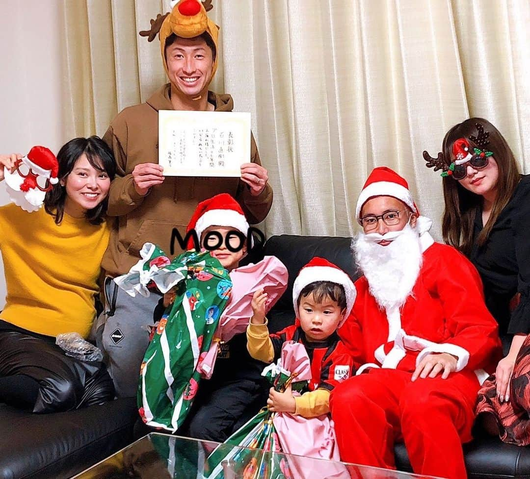 茜ゆりかさんのインスタグラム写真 - (茜ゆりかInstagram)「#メリークリスマス 大分過ぎてしまいましたが…笑  皆さん、良いクリスマス過ごせましたか⁇ 我が家は#あわてんぼうのサンタクロース　な #福森サンタクロース　が #石川boys にステキな#クリスマスプレゼント　を届けてくれました♡♡♡  ありがとうございました😊  そして皆さま、良いお年を…♡  #北海道コンサドーレ札幌 #福森晃斗　 #5 #石川直樹 #2 #相思相愛な2人 #福森サンタがカーネルサンダースにみえる #メガネかけたらお兄様そっくり」12月28日 22時21分 - yurika1913