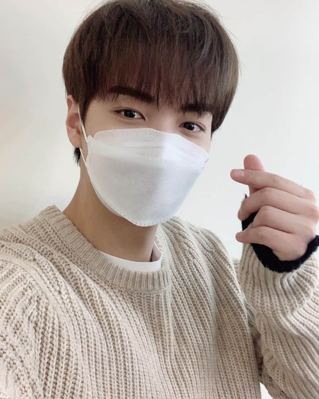 JR のインスタグラム：「굿나잇」