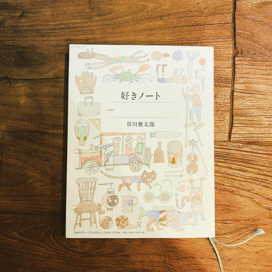 スザンヌさんのインスタグラム写真 - (スザンヌInstagram)「#谷川俊太郎 さんの#好きノート﻿ （こちらは妹から誕生日プレゼントで写真付き😭🙏で貰った🎁）﻿ ﻿ これね、ほんとに可愛い。﻿ 11月から息子と一緒に制作してて﻿ お互いの好きなこと、思い出して思い返して描いて行くんだけど、﻿ 息子の好きがたまらなく愛しい。﻿ ﻿ いちばんおいしいおりょうりなあに？にママのみそしるて描いてくれてた🥺﻿ 泣く、、、☺️﻿ ﻿ 頑張る糧になります🍳﻿ ﻿ めちゃくちゃおすすめの本です📚﻿ 2020年中には仕上げたいなぁ♡﻿ ﻿ あと数ページ！！📖﻿ ﻿ ﻿ ﻿ #今年のことは今年のうちに ﻿ #振り返りpic ﻿ #2020」12月28日 22時32分 - suzanneeee1028