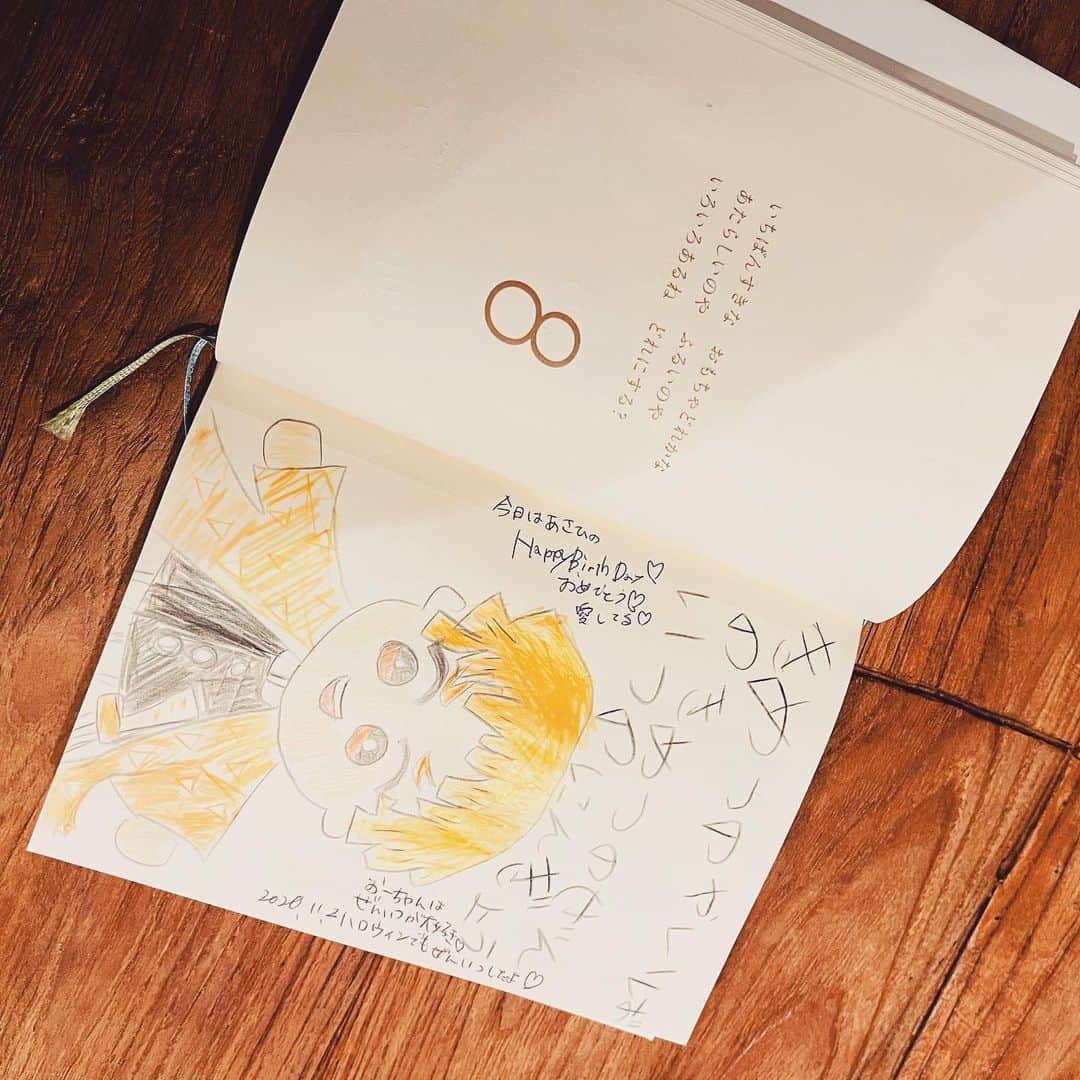 スザンヌさんのインスタグラム写真 - (スザンヌInstagram)「#谷川俊太郎 さんの#好きノート﻿ （こちらは妹から誕生日プレゼントで写真付き😭🙏で貰った🎁）﻿ ﻿ これね、ほんとに可愛い。﻿ 11月から息子と一緒に制作してて﻿ お互いの好きなこと、思い出して思い返して描いて行くんだけど、﻿ 息子の好きがたまらなく愛しい。﻿ ﻿ いちばんおいしいおりょうりなあに？にママのみそしるて描いてくれてた🥺﻿ 泣く、、、☺️﻿ ﻿ 頑張る糧になります🍳﻿ ﻿ めちゃくちゃおすすめの本です📚﻿ 2020年中には仕上げたいなぁ♡﻿ ﻿ あと数ページ！！📖﻿ ﻿ ﻿ ﻿ #今年のことは今年のうちに ﻿ #振り返りpic ﻿ #2020」12月28日 22時32分 - suzanneeee1028