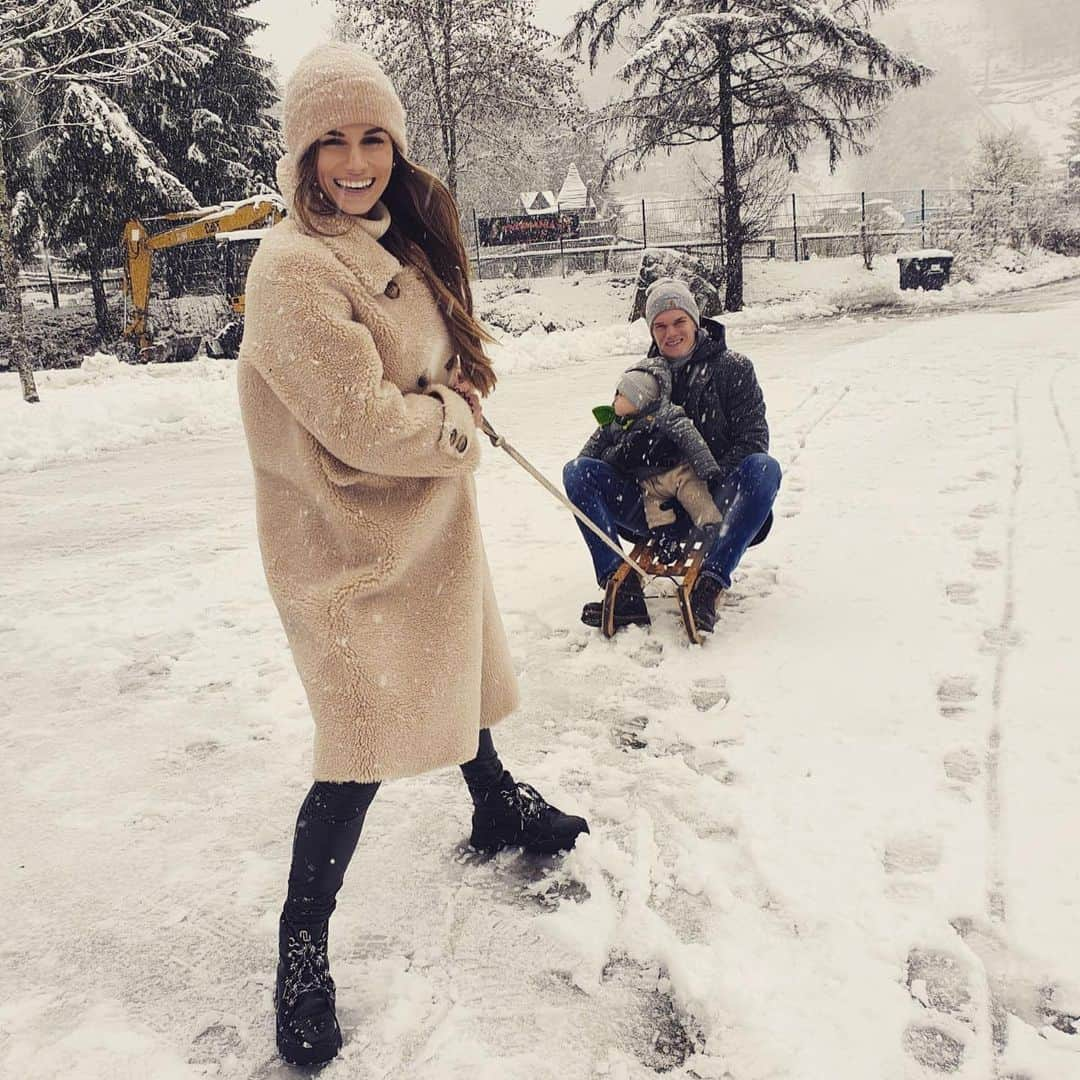 マティアス・ギンターのインスタグラム：「So kann man entspannen 😜❄️ #frauenpower #familytime ❤️」