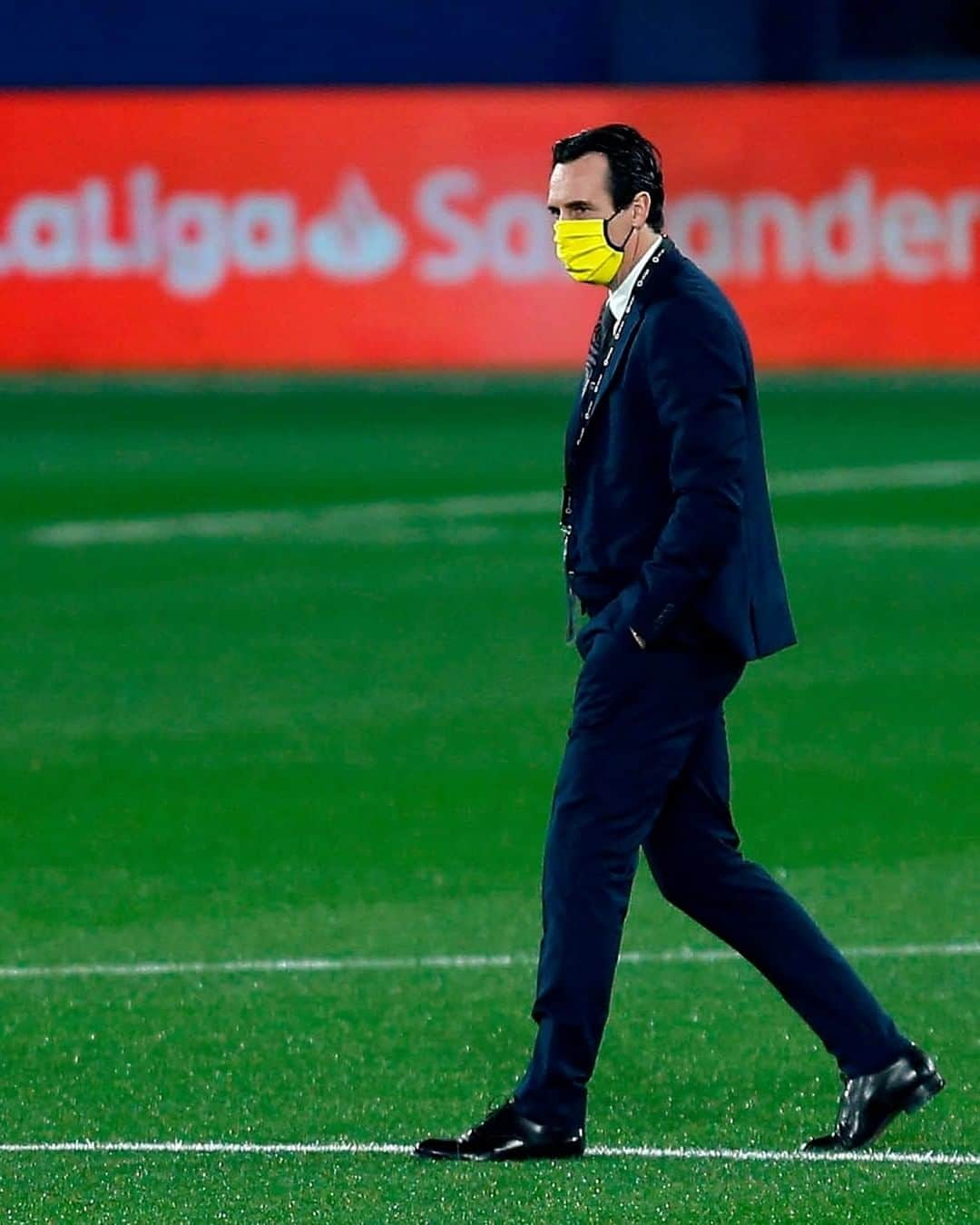 LFPさんのインスタグラム写真 - (LFPInstagram)「𝐓𝐇𝐄 𝐁𝐎𝐒𝐒 @unaiemery_! 😷👔💛  𝐄𝐋 𝐉𝐄𝐅𝐄 𝐄𝐌𝐄𝐑𝐘. 😷👔💛  #Emery #Villarreal #LaLigaSantander #LaLiga #KickOut2020 #2020APatadas」12月28日 22時30分 - laliga