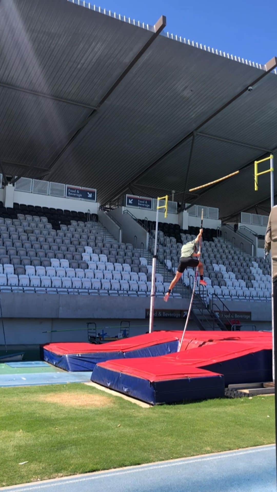 カーティス・マーシャルのインスタグラム：「Jump Monday’s 😤 #polevault @adidasrunning  @insidewais」