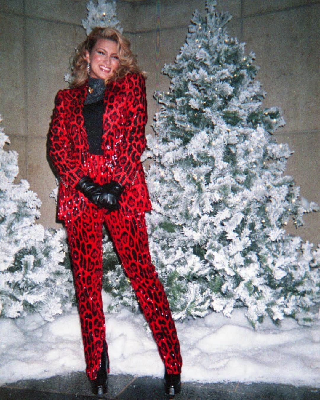 トーライ・ケリーのインスタグラム：「& that’s a wrap on christmas 2020!! it’s been such a crazy/unique/special experience getting to make my very first christmas album & now that christmas is over it feels strange & kinda sad🙈 (probably cuz i’ve been in holiday mode since july LOL) but with a new year comes new inspiration...✨🎶」