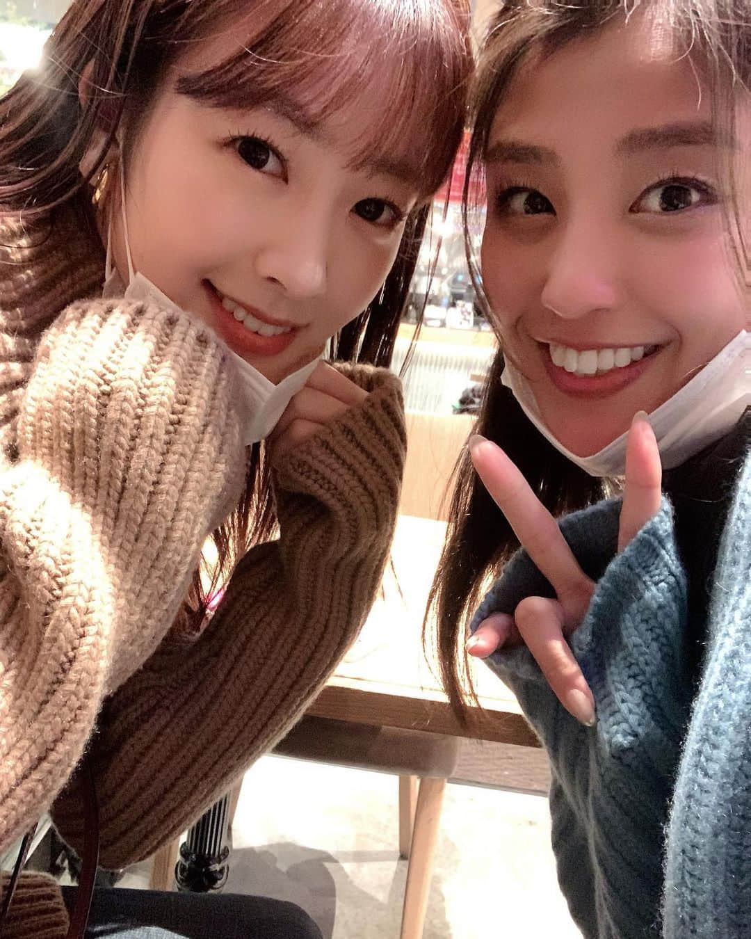 岡副麻希さんのインスタグラム写真 - (岡副麻希Instagram)「. た〜っぷりとパワーチャージされた日🧸💓﻿ 一年目のお天気時代から何度も何度も﻿ 道を示してくれる地図のようなたのもしい先輩 ﻿ でも私はまなさんがうるうるする瞬間を見逃してませんよ笑🥺﻿ ほんとうに心もお肌もまっしろでうつくしい﻿ まなさんわーるどがだいすきです👩🏻🍿💛﻿ ﻿ ﻿ #ノンストップのアカウントで衣装を紹介するまなちゃんが天使﻿ #育ての親#三上真奈 アナ」12月28日 13時38分 - maki_okazoe_official