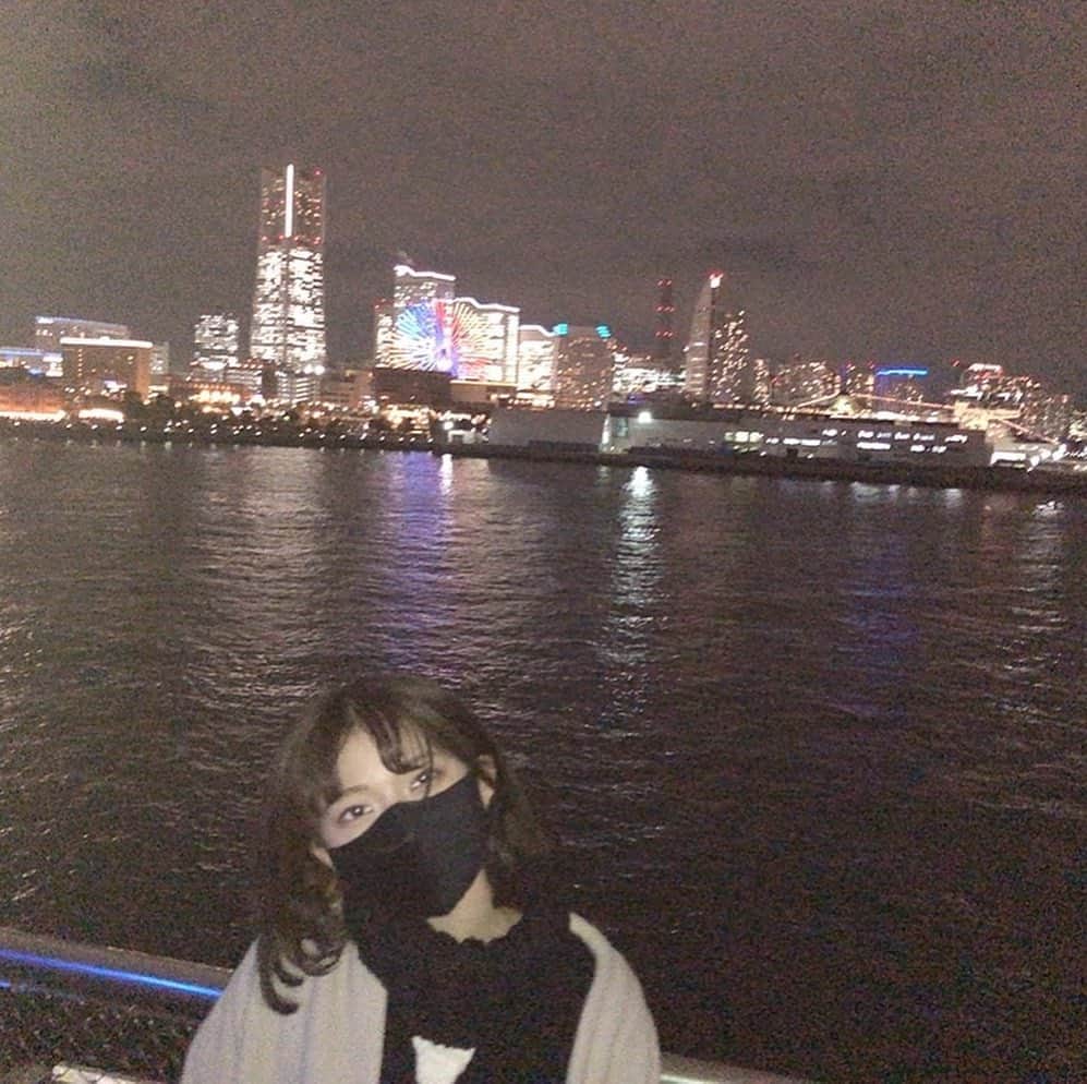 横道侑里のインスタグラム：「これはどこから撮ったのってね 2.3メートルある外人さんに撮っていただきました（背伸びして腕ぴんして画面見ずに頑張って撮ってもらいました） 最近横浜行くこと多くてついでにここくること多いの~ クリスマスバージョンになってて可愛かった！」