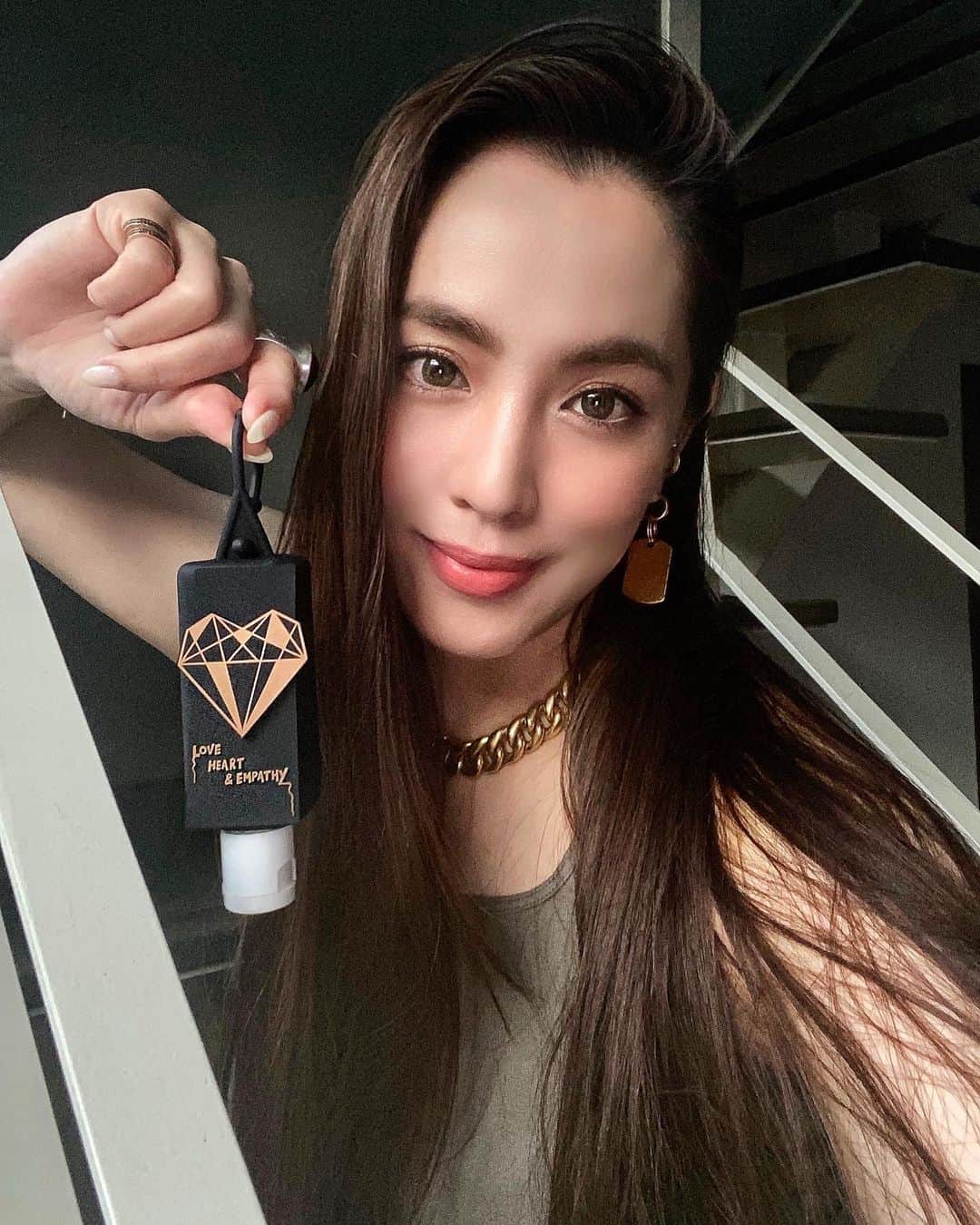 アリッサのインスタグラム：「LOVE, HEART & EMPATHY 🖤 // my design for ARISSA X CLOVERSOFT hand sanitizer holders launches tomorrow (29th Dec) at 12 pm on www.cloversoftandco.com~ // for every set of ARISSA X Cloversoft, we will be donating one carepack to a family in need or an animal shelter! @cloversoft #arissaxcloversoft x」