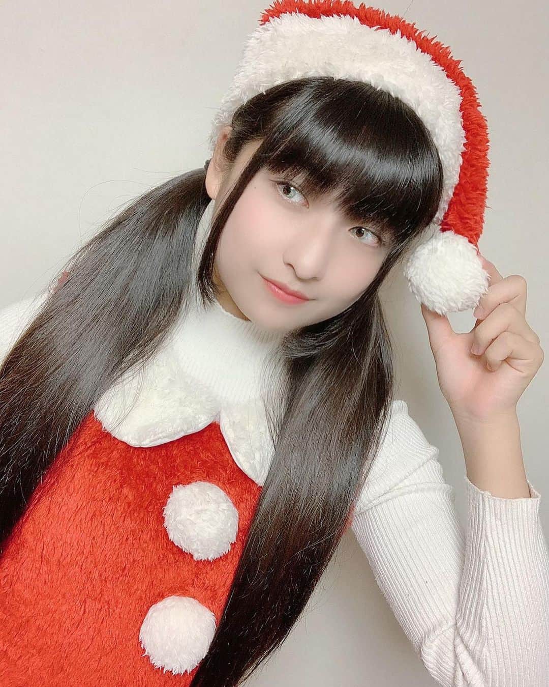 のインスタグラム：「❄MerryX'mas❄Part2❄ ･ ･ ･ どちらも目線外し😏💚🧡💛 もう2020年が終わっちゃう🥺🥺 なんか寂しい感じもするね😳 #クリスマス  #ちょっと遅い  #サンタさん  #りりり」