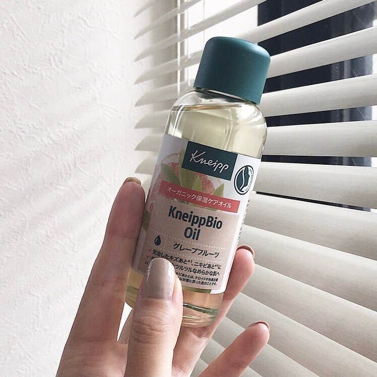 Michikoのインスタグラム：「______ VEGAN SKIN OIL🌱✔️ . クナイプの入浴剤が大好きで、 特に冬はいつもボトルでストック。 . たぶんクナイプ好きな人って 少なくないのではないかなぁと思います☺️ . そんなクナイプには、 マルチに使えるスキンオイルがあるのをご存知ですか？ . 私はこの冬に知って、使いはじめましたが とっても気に入りました。 . ✔︎お気に入りポイント ・100%天然由来成分使用 (vegan) ・パラフィン、シリコン、鉱物油不使用 ・コスパが良いので、全身のリンパマッサージなどにも惜しみなく使える . . 完治したキズあと、ニキビ跡にも◎ 身体だけでなく、爪や髪、顔にも使える美容オイルです。 . さらっとしているので、 普段のスキンケアにプラスしての使用も可能。 マスクによる肌トラブルへのアプローチにも最適です。 . 特に今使っている「天然のグレーフルーツの香り」は、 とーっても好み。 優しい柑橘の香りに癒されるので、 師走の忙しい時期に重宝しています。 . @kneipp_japan のオンラインショップで購入できるので ぜひ試してみてくださいね😊 . . #PR #クナイプ #kneipp #kneippbiooil #クナイプビオオイル #美容オイル #organic #オーガニック #ブースター #保湿 #植物美容オイル .」