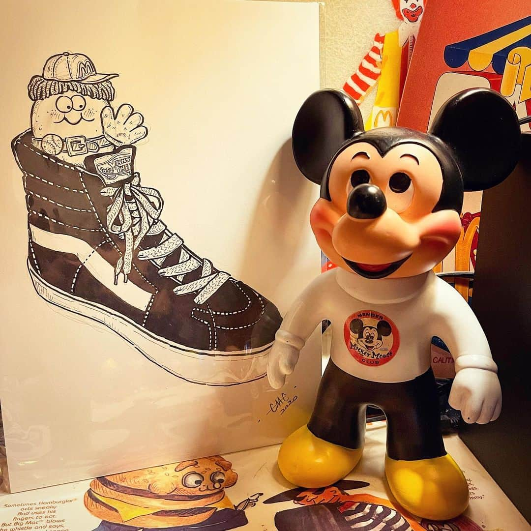 大川知英のインスタグラム：「70's Walt Disney "Mickey Mouse Club" Mickey Mouse Plastic Doll🤡 CQさんでのCAACさんの描き描きイベント でこのVANSx nuggetの撃ヤバな 絵を描いて頂きました❗️👨🏾 そして久しぶりのお撃カワなミッキーを ずっぽし🌞upi-🤡❗️ ありがとうございました🙇‍♂️  #waltdisney #mickeymouseclub#plasticdoll  #70s#candyqueen#caac#描き描きイベント #次回は2021年1月9日描き描きイベント #撃ヤバな絵#撃かわミッキー#vans #久しぶりにずっぽし#upi#nugget #caacさんイラストはアメージング #amecajiboys#takatsubase#アメトイ部 #captain」