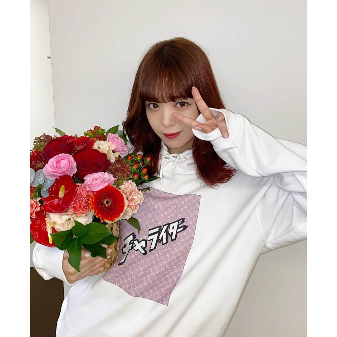 藤田ニコル（にこるん）さんのインスタグラム写真 - (藤田ニコル（にこるん）Instagram)「朝からCMのお仕事でした㊗️♥️  真っ赤なお花頂きました✌️。 あと少し頑張れば仕事納め！ 頑張りまーす🧊  広告のお仕事の時は脱ぎ着が 早い服で行きがち。笑」12月28日 13時46分 - 2525nicole2