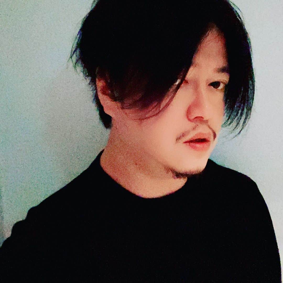 渋谷慶一郎のインスタグラム：「ロロピアーナではレアな真っ黒のベイビーカシミアのニットが届いた！着心地はもちろんなんだけどネックの開きが良い感じ、ヘビロテします 🙇‍♂️  Thank you very much for the finest quality baby cashmere knitwear in the world @loropianaofficial . I am very happy to wear a pure black knit, a rare color for the brand. It will be on heavy rotation!  @nicholas.waddington」